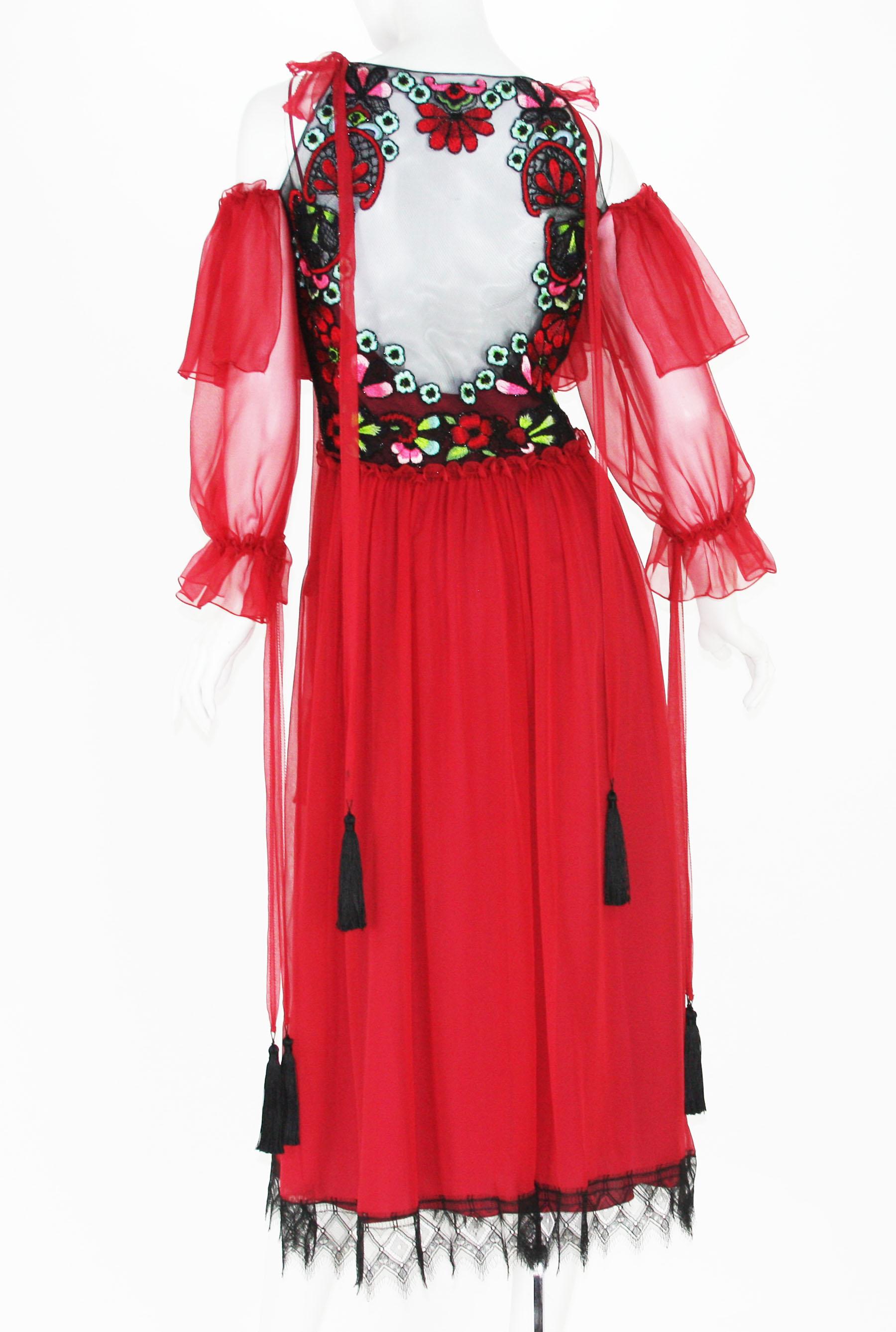 Alberta Ferretti - Robe longue en soie rouge avec perles et dentelle à pompons, collection S/S 2017, état neuf  Pour femmes en vente