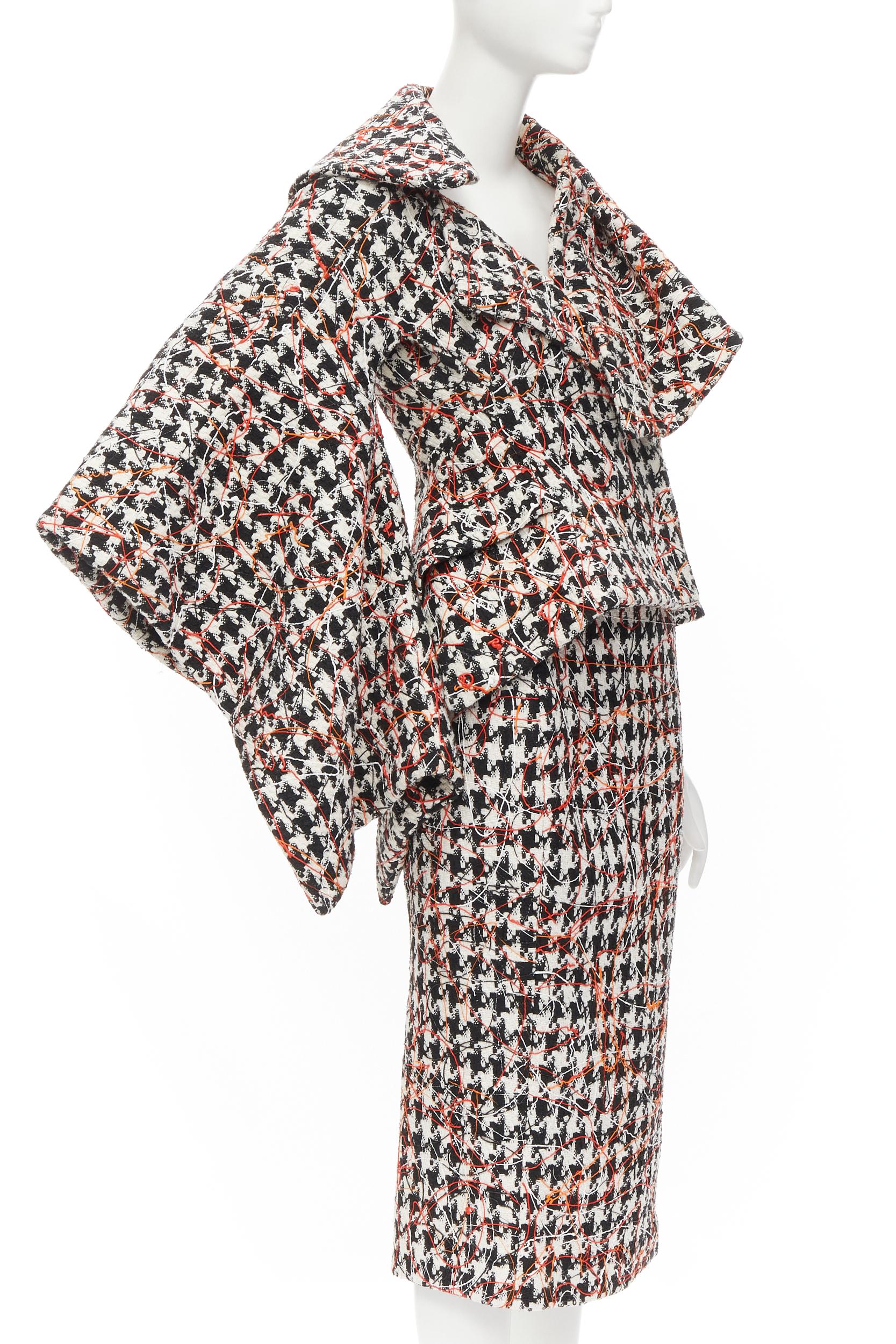 Gris Nouveau ALEXANDER MCQUEEN 2009 Runway Horn Of Plenty Look 2 houndstooth kimono IT40