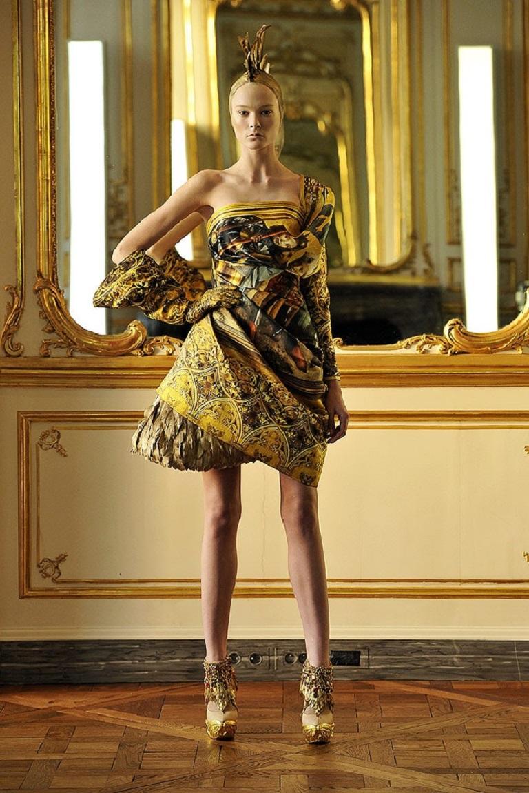new ALEXANDER MCQUEEN 2010 Angels Demons Runway Renaissance feather dress IT40 S 
Reference: TGAS/C00388 
Brand: Alexander McQueen 
Designer: Lee McQueen 
Collection: 2010 Angels Demons Runway 
Material: Silk 
Color: Gold 
Pattern: Abstract