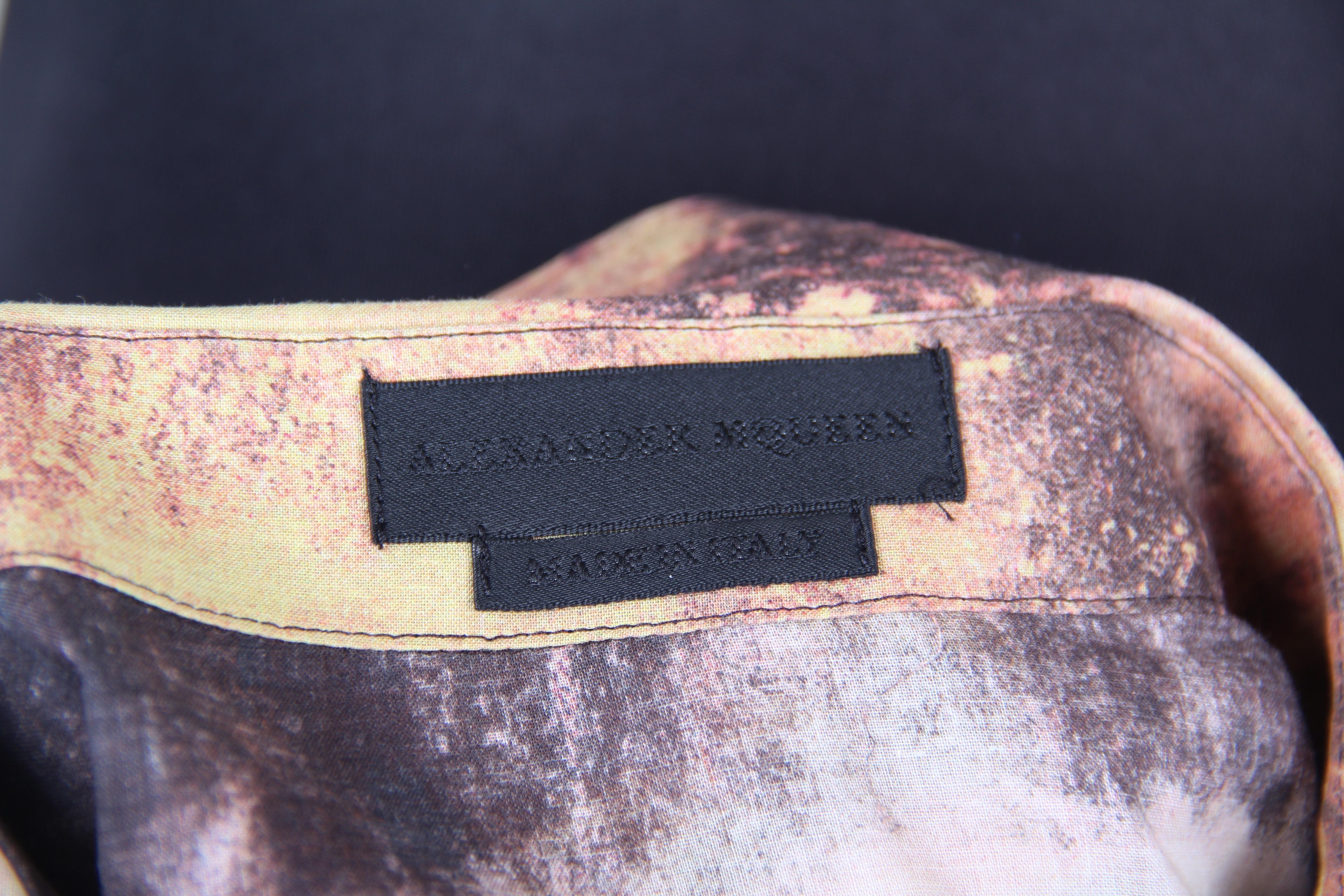 New Alexander McQueen 2010 shirt
Designer: Alexander McQueen.
Collection: 2010
Alexander McQueen style 256352
Made in Italy.
Condition: new with tags. The item has never been worn. However, there may be traces of improper storage.
Color: multi
Size: