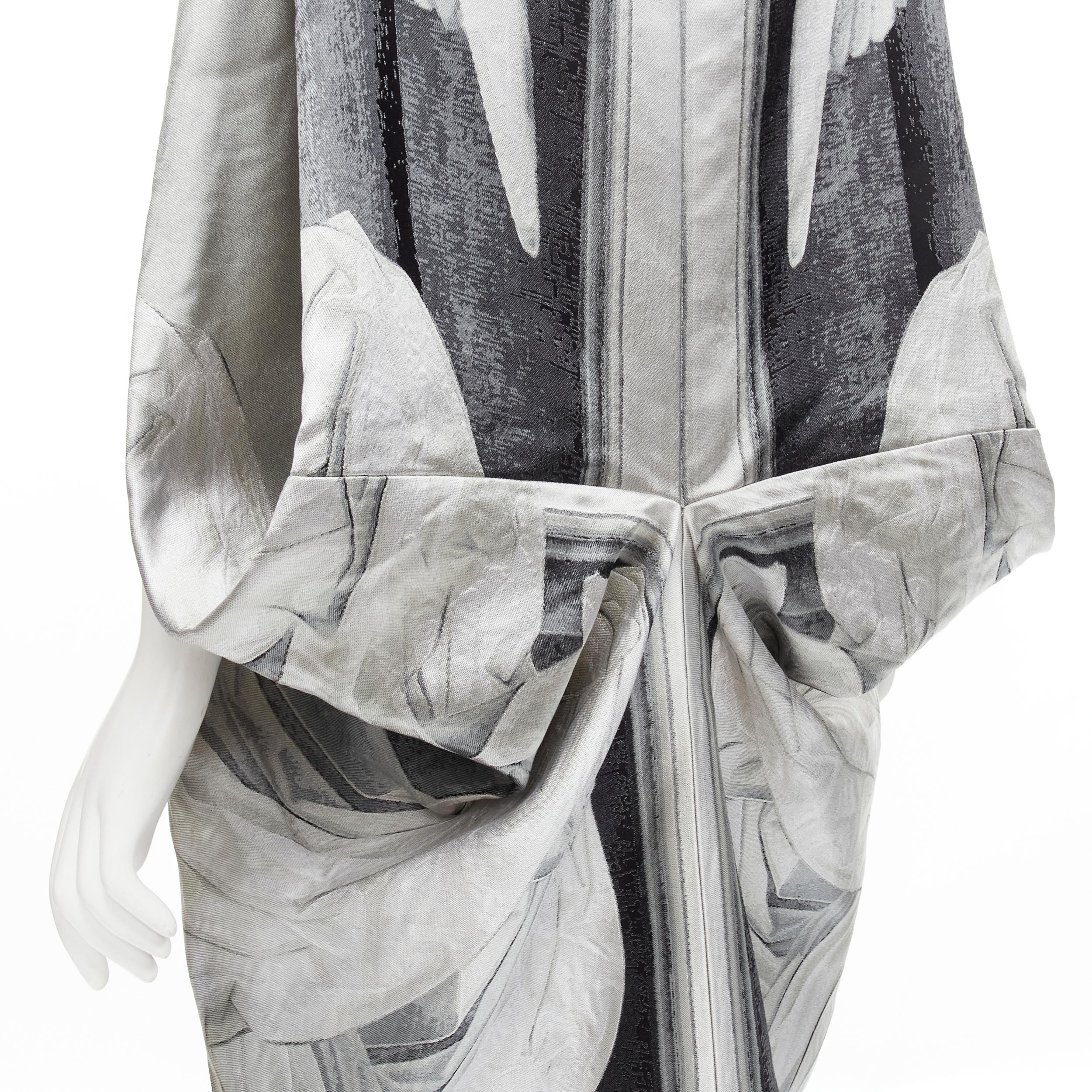 new ALEXANDER MCQUEEN 2010 Angels Demons Runway jacquard draped gown IT40 S 
Reference: TGAS/C00387 
Brand: Alexander McQueen 
Designer: Lee McQueen 
Collection: Fall Winter 2010 Angels and Demons Runway 
Material: Silk 
Color: Grey 
Pattern: