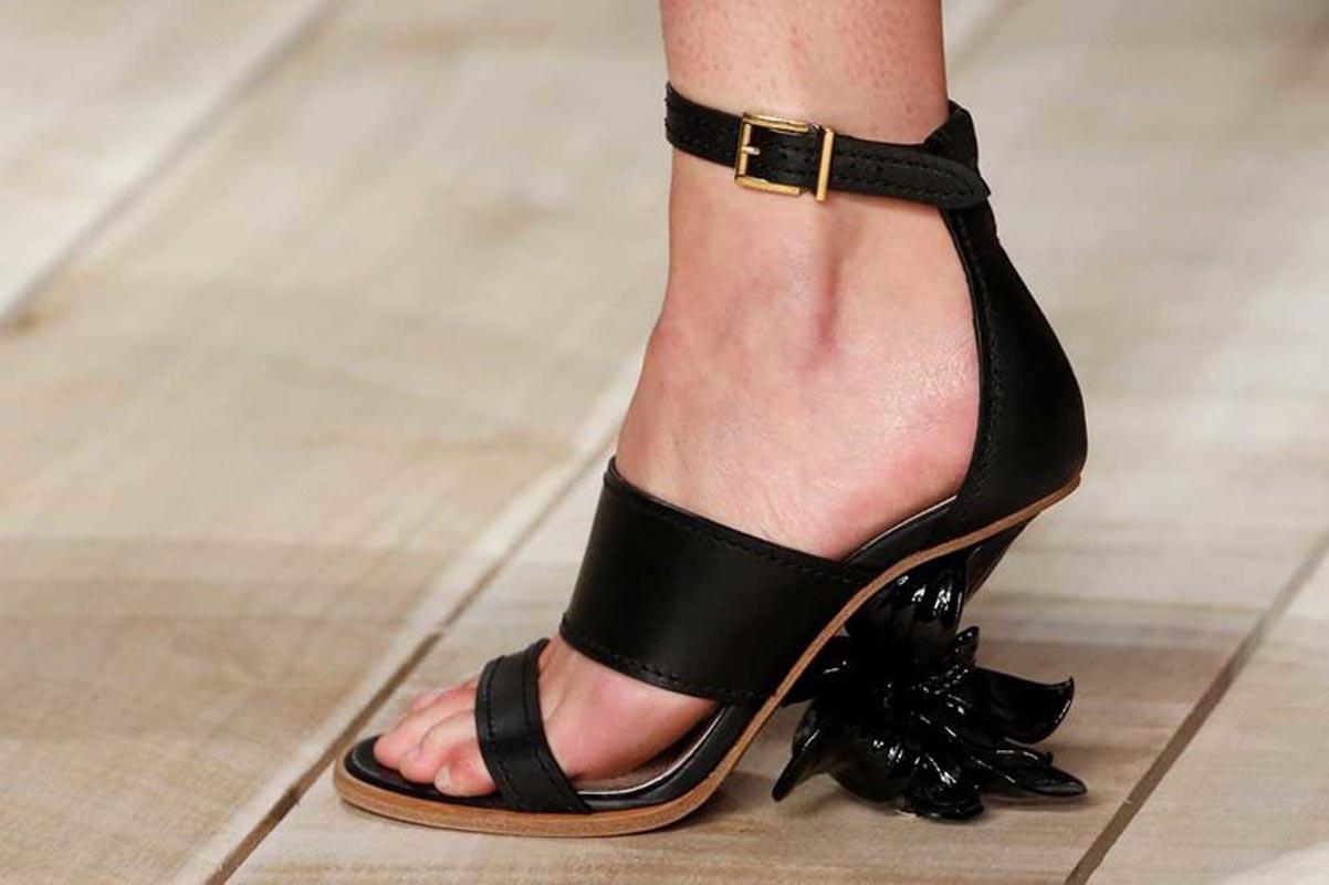 Nero New Alexander McQueen 3D Magnolia Flower Heel Black Leather Shoes It. 40   USA 10 in vendita