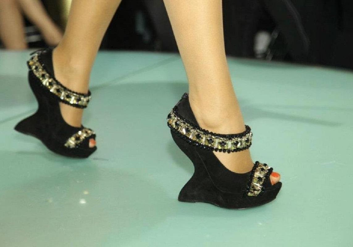 Alexander McQueen Chaussures compensées noires champagne embellies, taille 38, neuves en vente 6