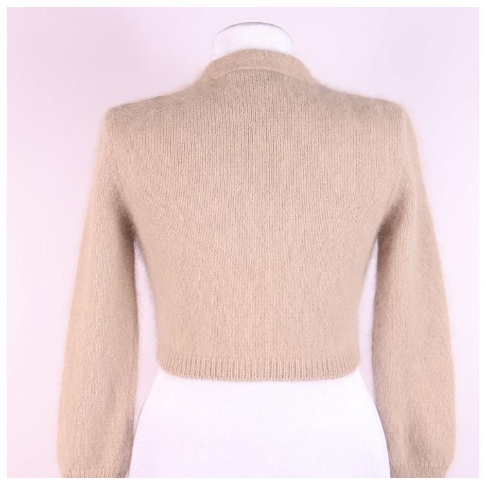 Nuovo Alexander McQueen Bolero 2005
Marchio / Produttore: Alexander McQueen
Collection'S: A/F 2005 
Stile: Bolero / cardigan crop
Colore(i): beige
Contenuto del tessuto contrassegnato: 80% angora, 20% poliammide
Prodotto in: Italia
L'etichetta dice
