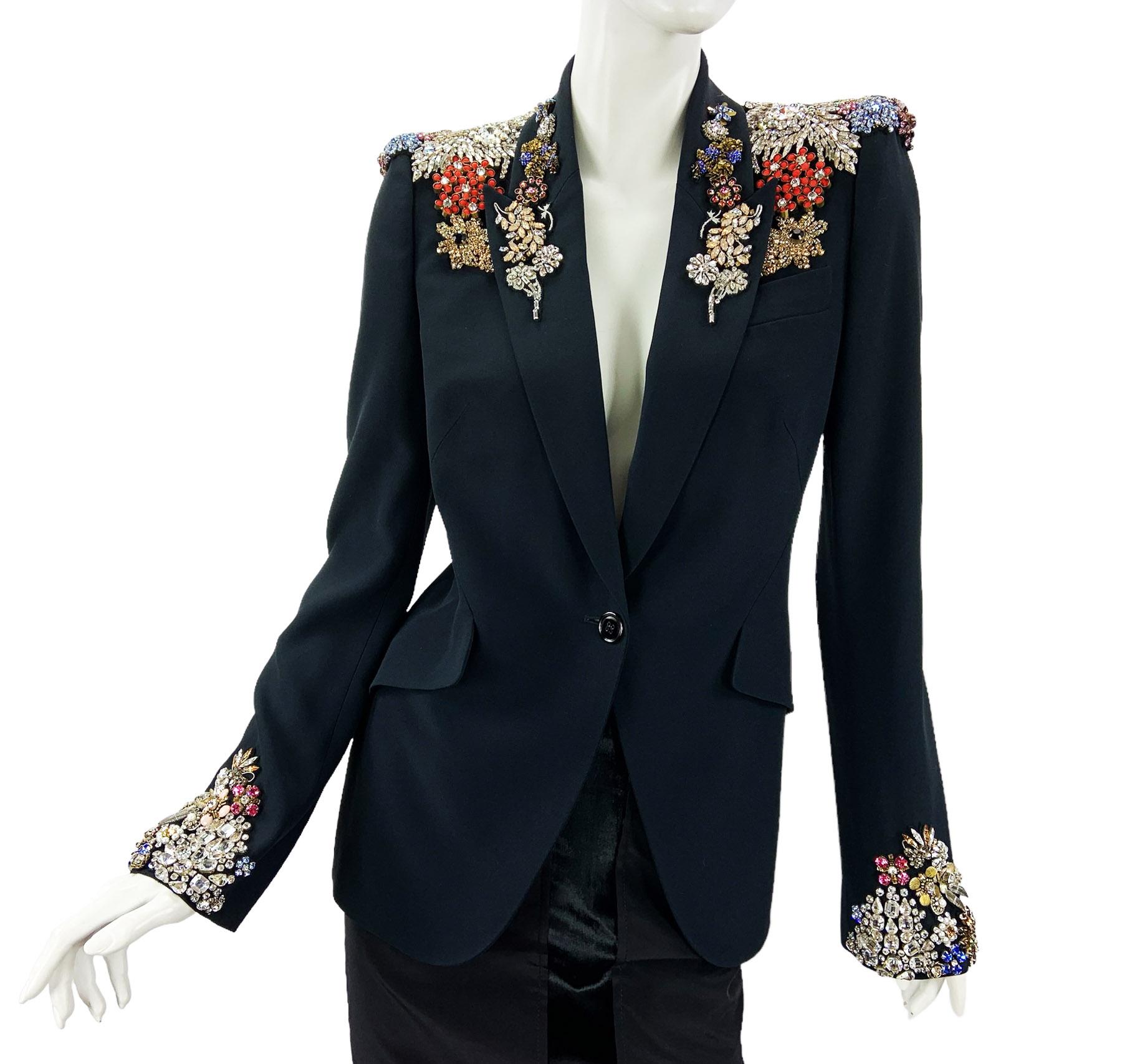 New Alexander McQueen Giacca blazer nera impreziosita da cristalli
Collezione 2015
Taglia italiana - 42
Progettato con spalle strutturate e vita stretta per una silhouette decisa, è impreziosito da cristalli colorati e abbaglianti, polsini