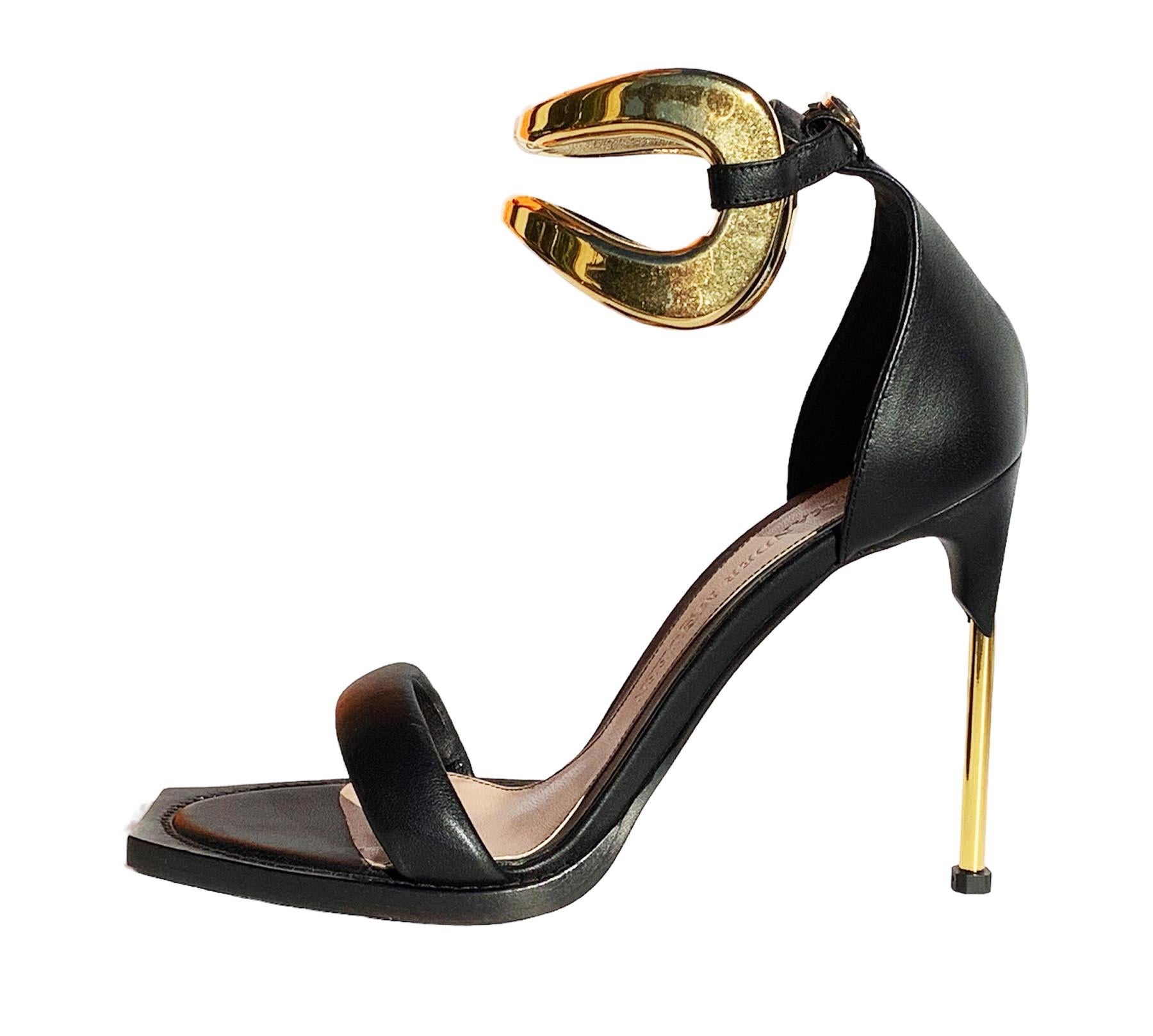 Nuevo Alexander McQueen Cuero Metal Tobillera Zapatos Negro Sandalias Italiano 40 en Nuevo estado para la venta en Montgomery, TX