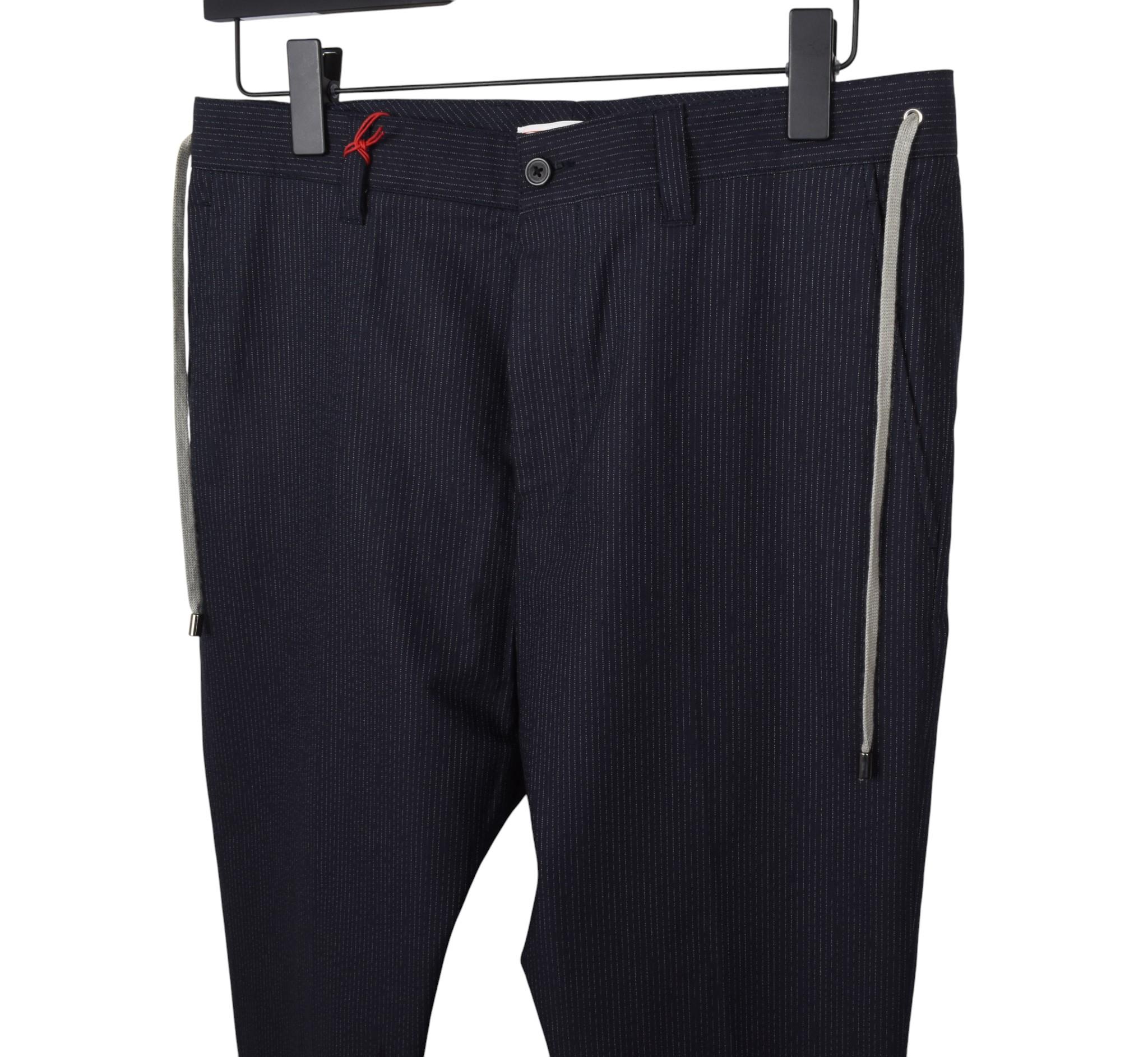 Controlla le mie altre inserzioni. Ho molti altri abiti firmati in vendita. Aperto a qualsiasi offerta.
L'articolo in vendita è 100% autentico Alexander McQueen Straight Fit Striped Men Pants ha lacci sulla zona della vita, NU0. 406g.
Colore: