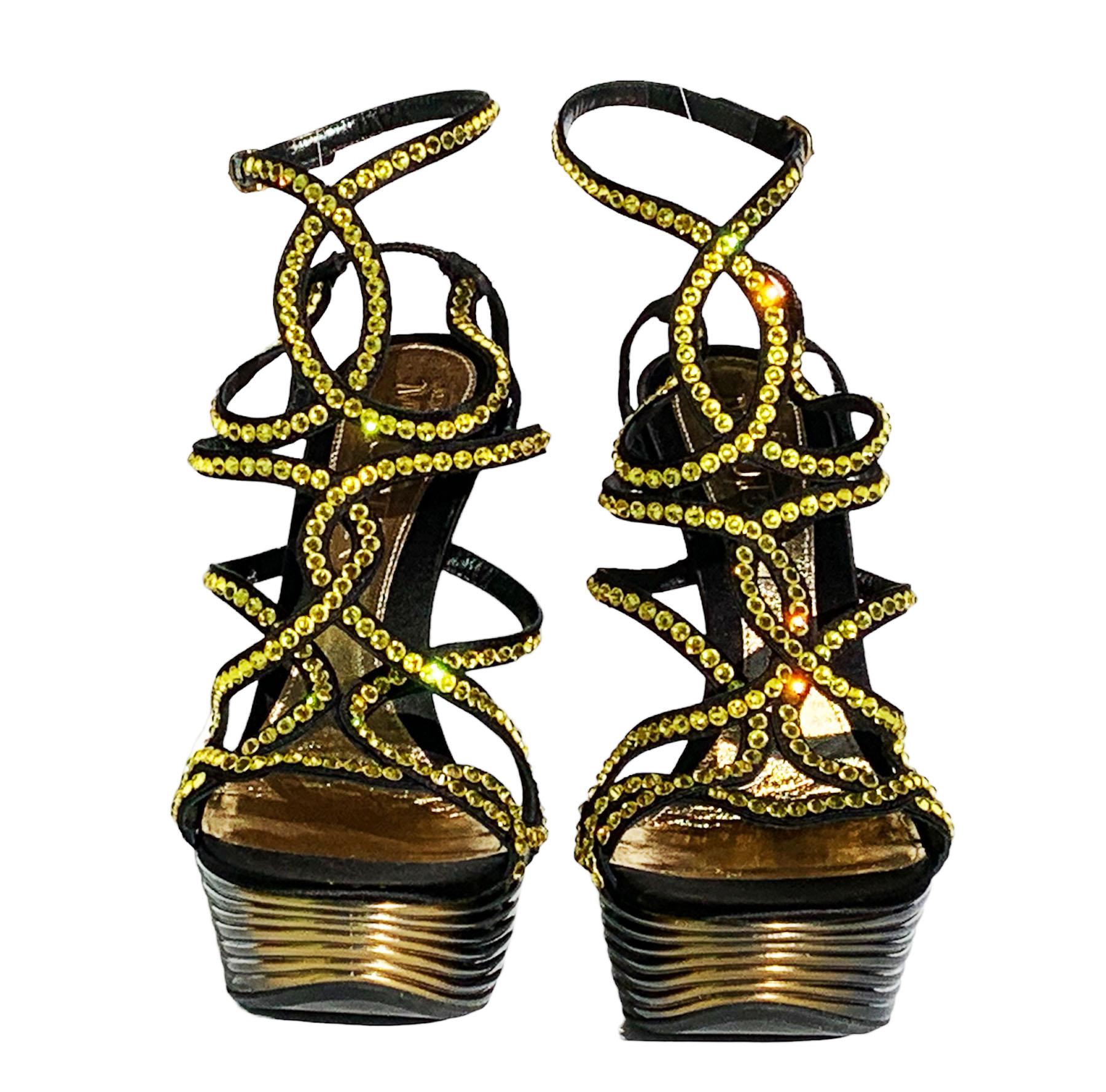 New Alexander McQueen Oyster Shell Embellished Wedge Sandals Shoes It 39 - US 9 For Sale 2