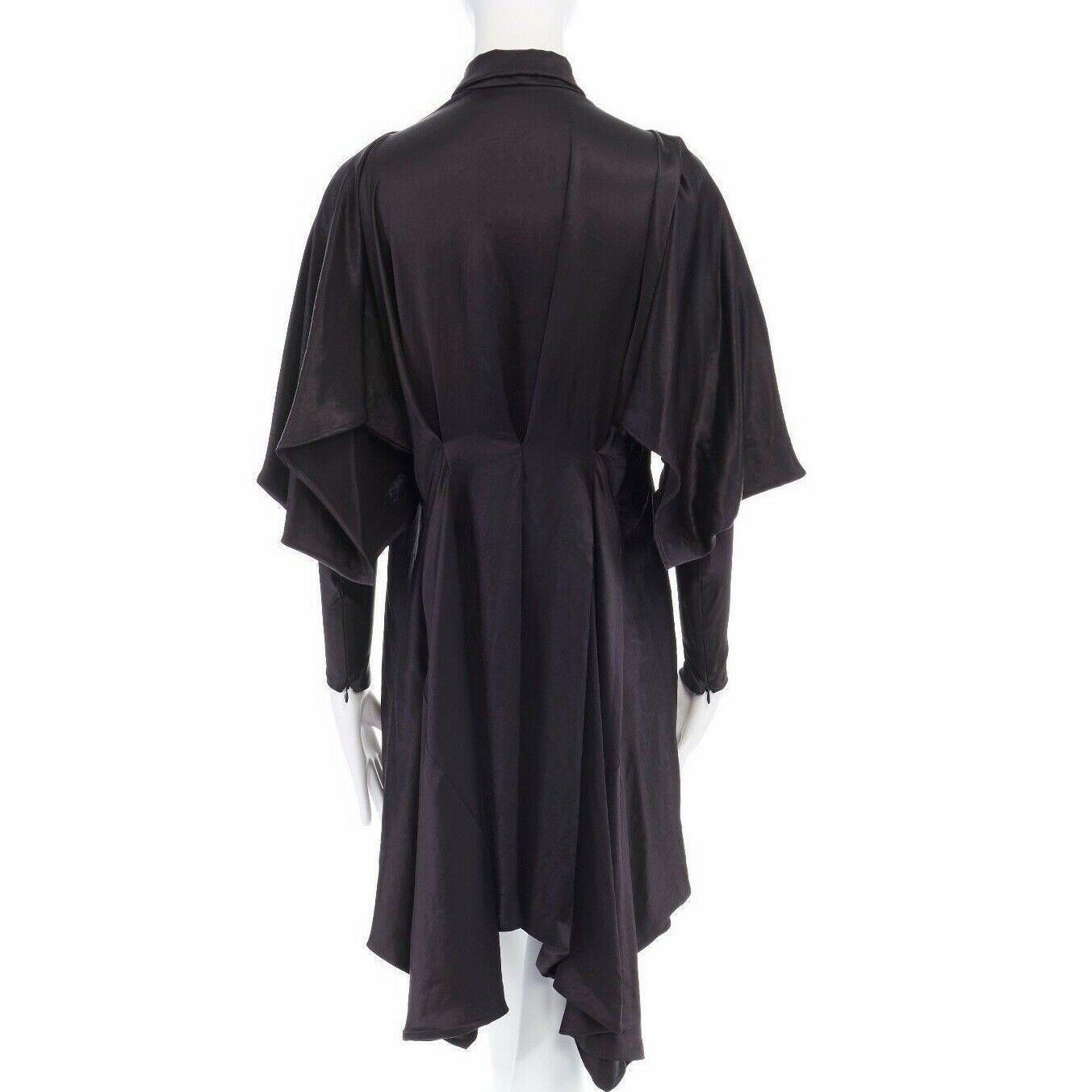 new ALEXANDER MCQUEEN Runway SS08 black single button kimono mini dress IT38 XS

ALEXANDER MCQUEEN
FROM THE SPRING SUMMER 2008 RUNWAY

Black triacetate, polyester . Shawl collar . Concealed single button closure . 
Pleated at shoulder . Kimono