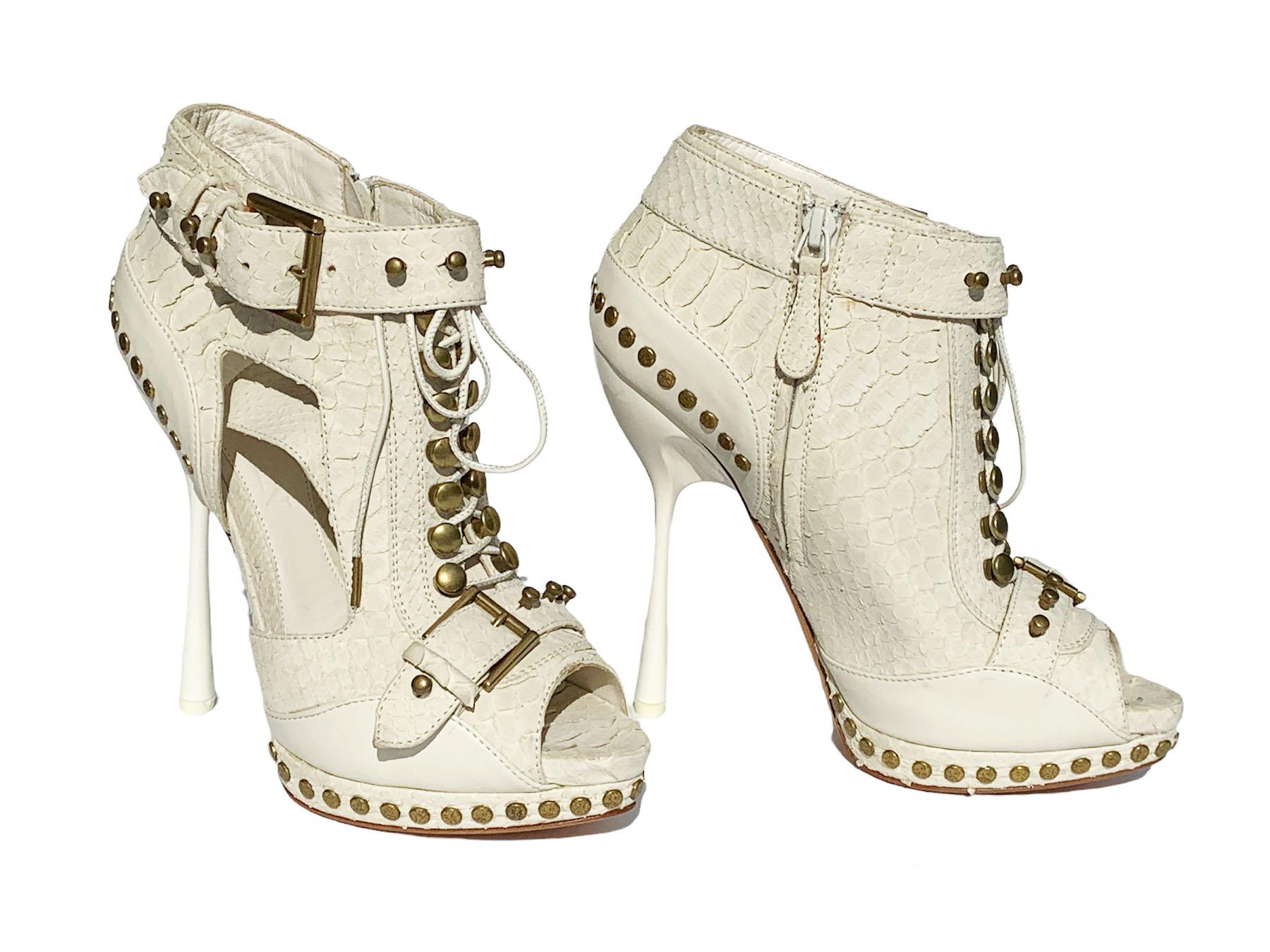 Bianco Nuovo Alexander McQueen S/S 2011 Oyster White Snake Studded Ankle Boots 38 - US 8 in vendita