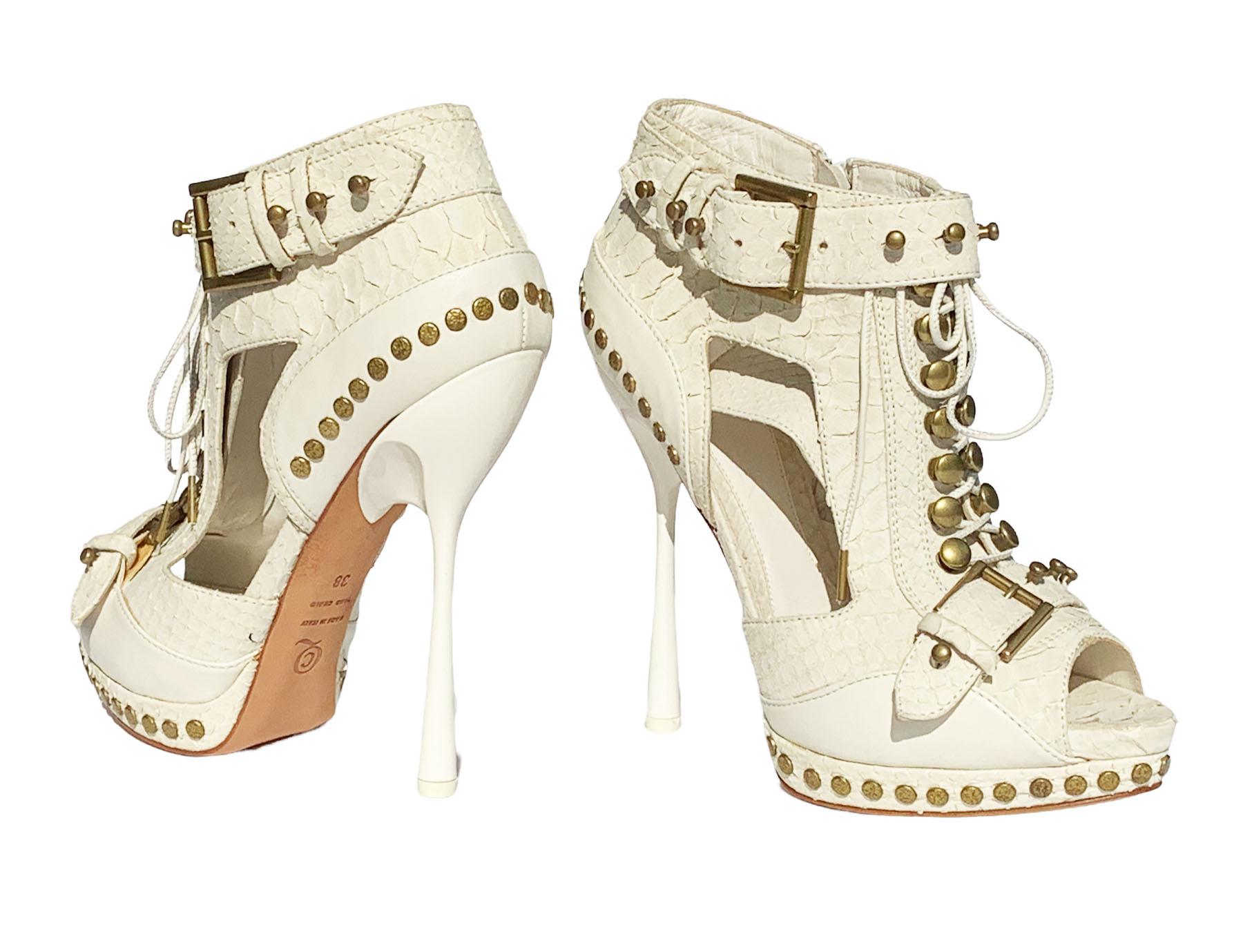 Nuovo Alexander McQueen S/S 2011 Oyster White Snake Studded Ankle Boots 38 - US 8 In condizioni Nuovo in vendita a Montgomery, TX
