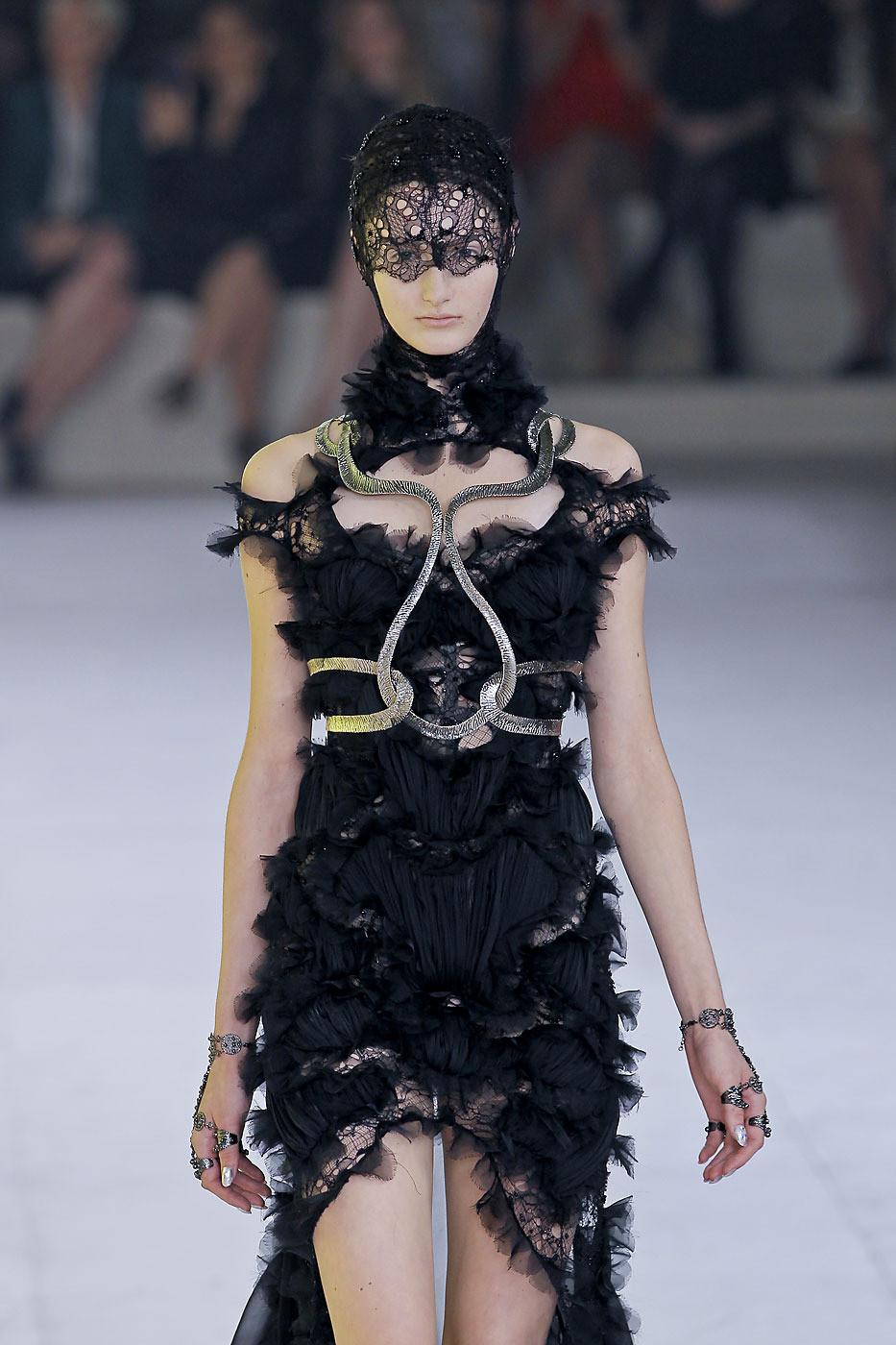 New Alexander McQueen S/S 2012 Runway Lace Beaded Silk-Chiffon Black Gown 42 - 6 11