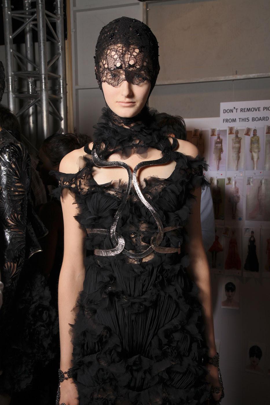 New Alexander McQueen S/S 2012 Runway Lace Beaded Silk-Chiffon Black Gown 42 - 6 In New Condition In Montgomery, TX