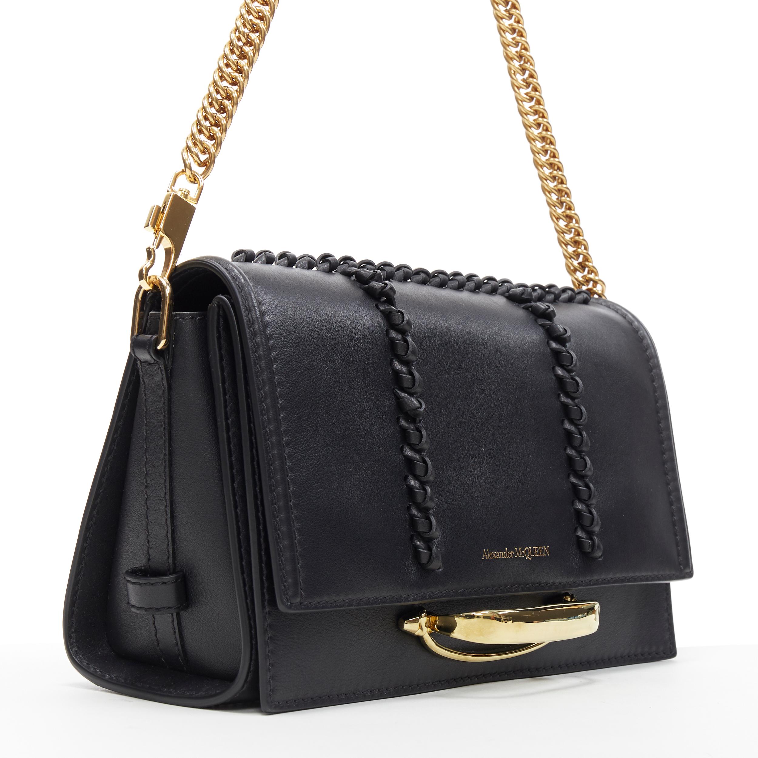 new ALEXANDER MCQUEEN The Story black leather whipstitch gold knuckle chain bag
Brand: Alexander Mcqueen
Model Name / Style: The Story
Material: Leather
Color: Black
Pattern: Solid
Closure: Magnetic
Extra Detail: Black leather Alexander McQueen The