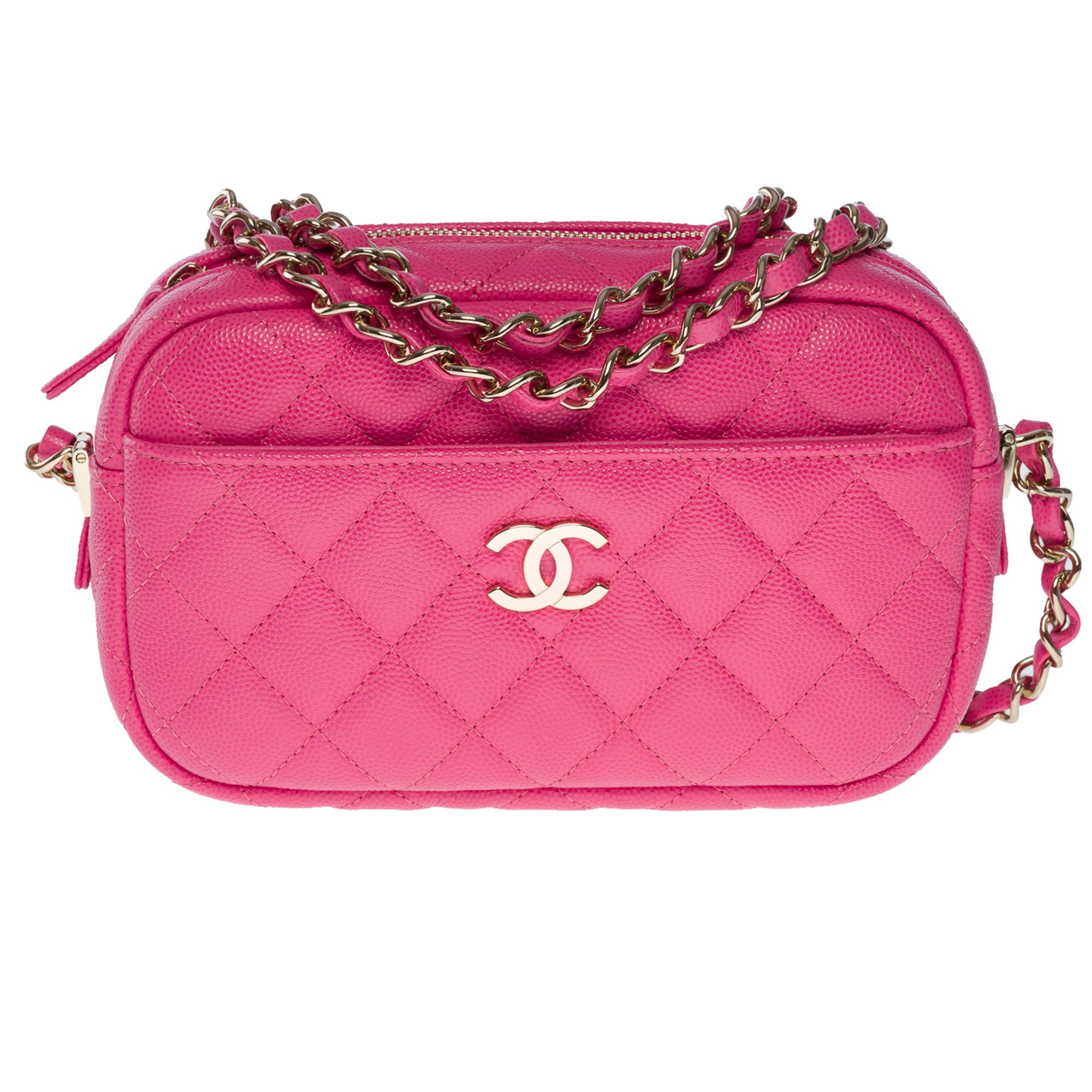 Exquisite Chanel Camera shoulder bag in pink caviar quilted leather, champagne metal hardware, a champagne metal chain handle interwoven with pink leather for a hand, shoulder or crossbody carry

A zip closure
Pink leather lining, one patch pocket,