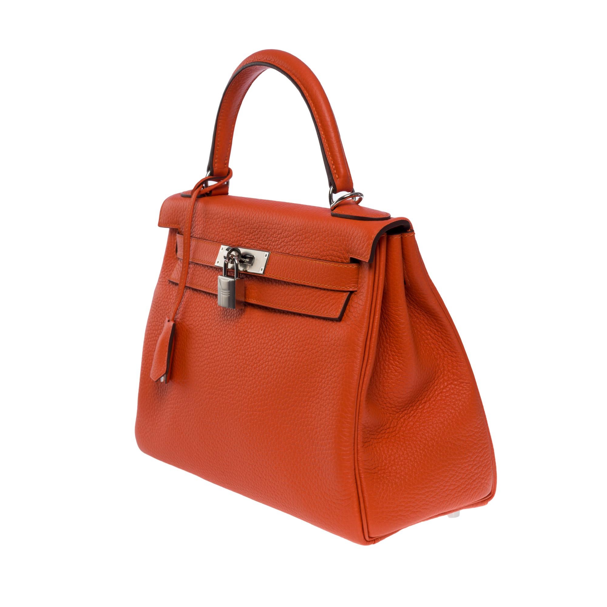 Superbe sac à main Kelly 28 retourné en cuir Orange Feu, SHW, Hermès Pour femmes en vente
