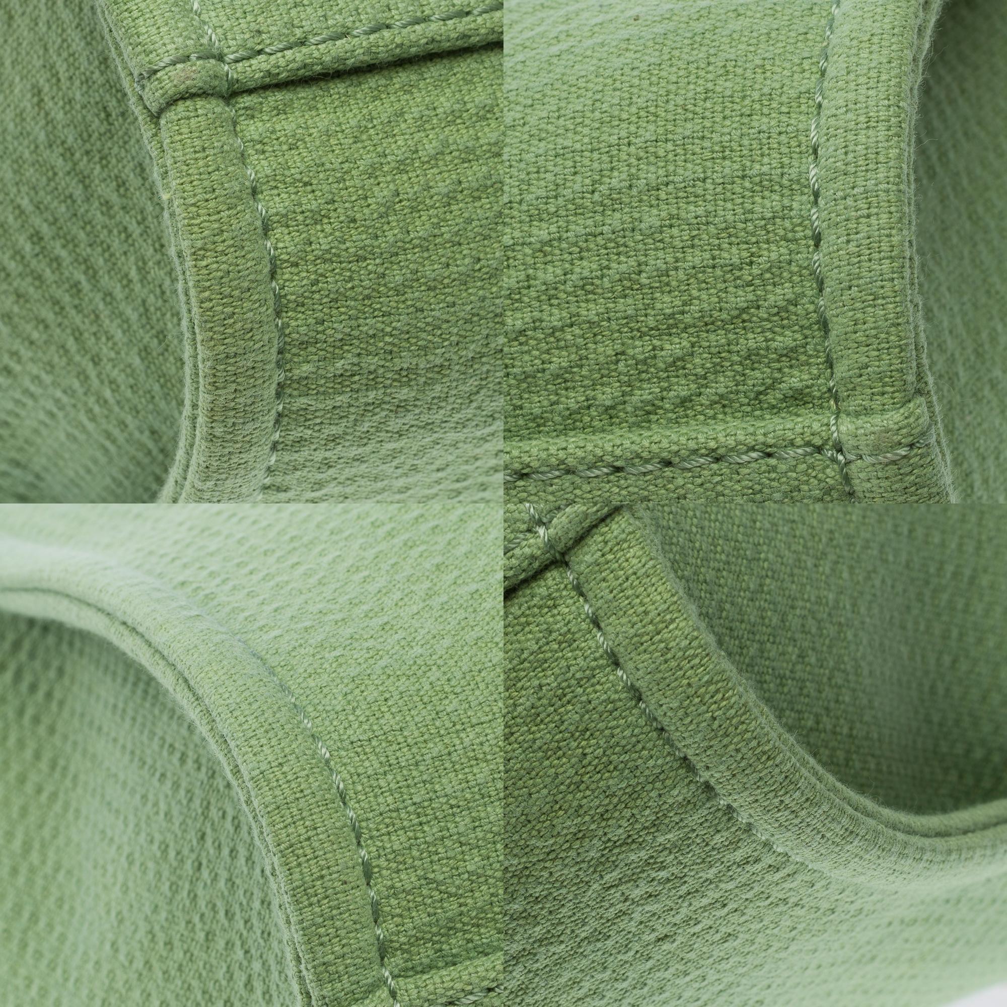 Superbe sac fourre-tout Chanel Deauville en toile verte, édition limitée en vente 7