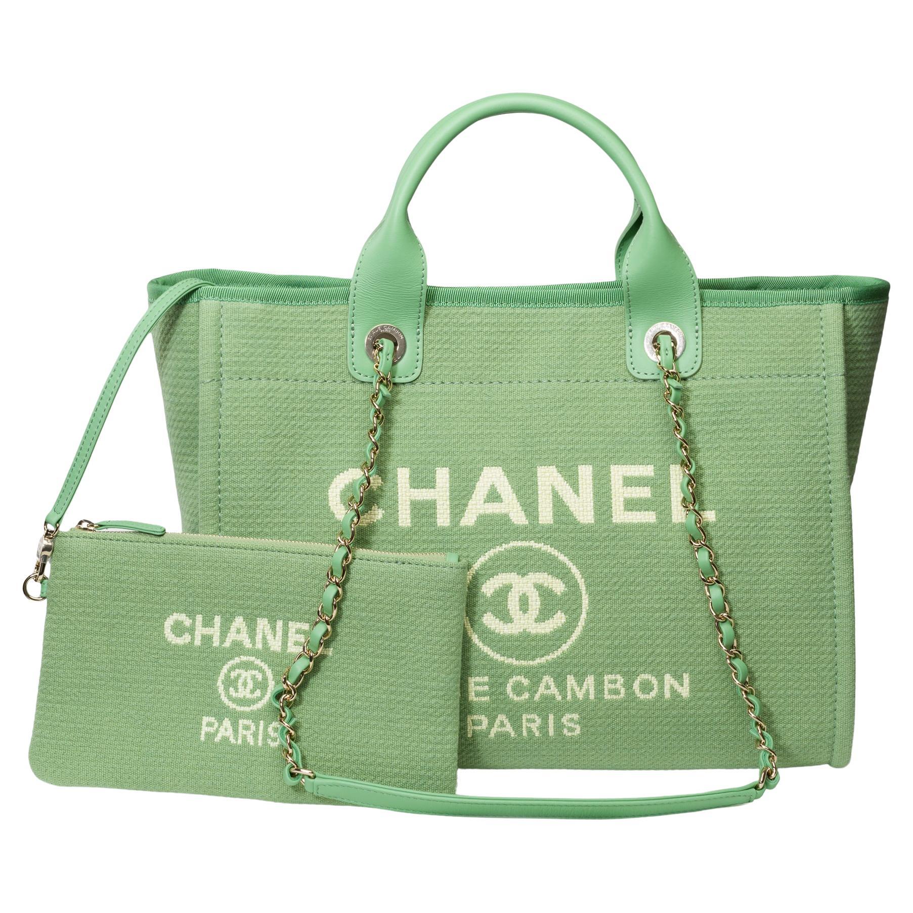 Superbe sac fourre-tout Chanel Deauville en édition limitée en toile verte, 1 pochette amovible en toile verte,  accessoires en métal argenté, double poignée en métal argenté entrelacée de cuir vert pour un portage à la main et à l'épaule

Fermeture