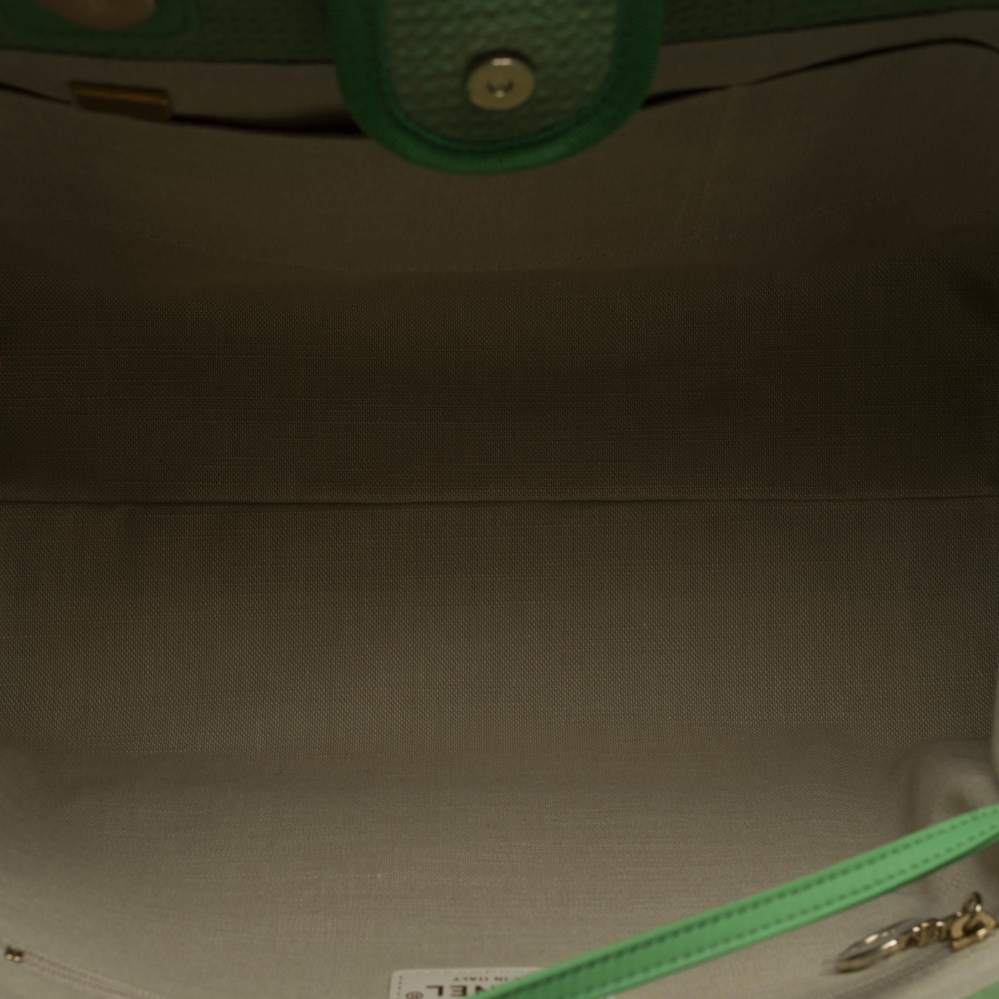 Superbe sac fourre-tout Chanel Deauville en toile verte, édition limitée en vente 2