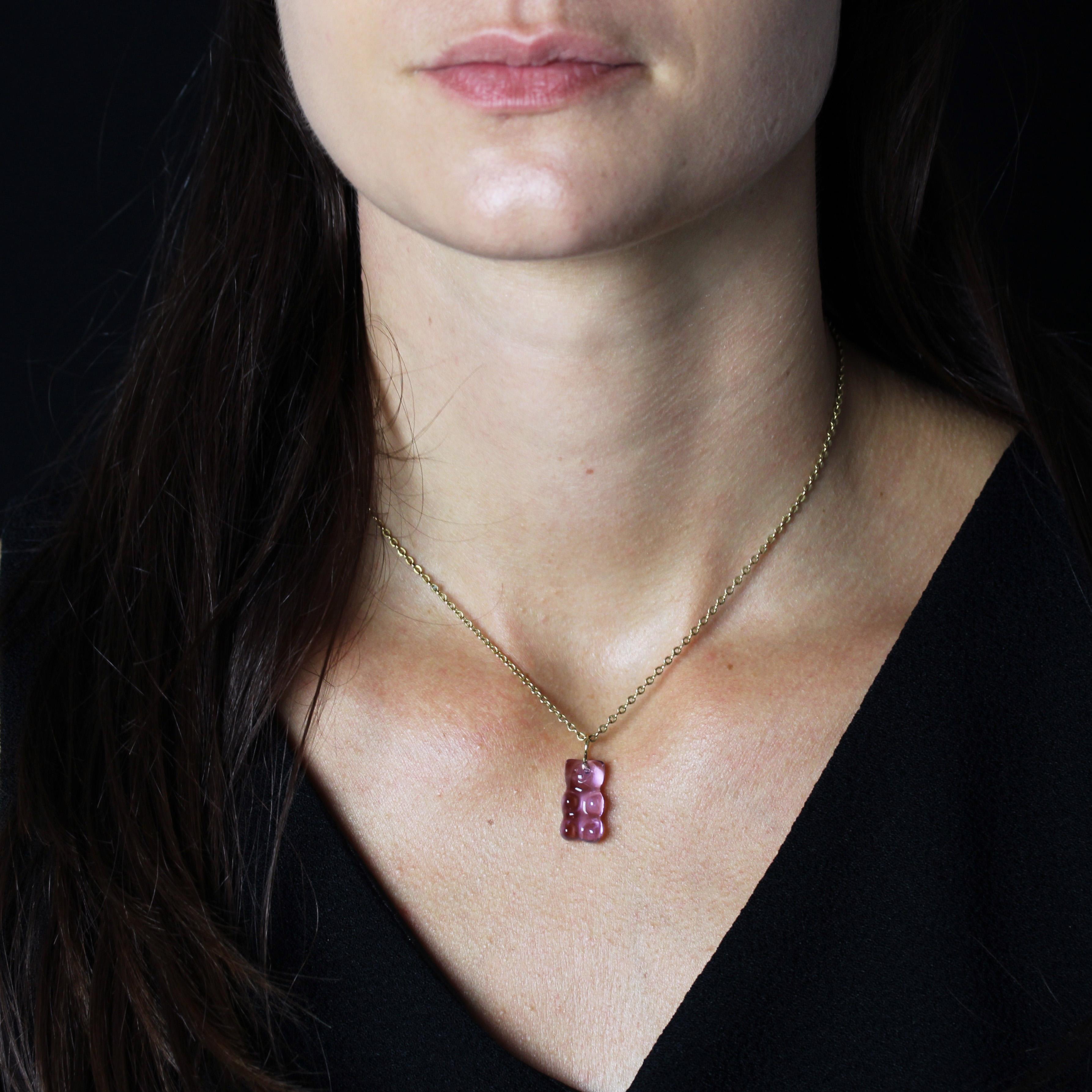 Ciondolo in oro giallo 18 carati.
Un incantevole ciondolo in ametista che raffigura un piccolo orsetto di gelatina sostenuto da una cauzione in oro giallo.
Altezza: 2,5 cm circa, larghezza: 9,5 mm circa, spessore: 7 mm circa.
Peso totale del