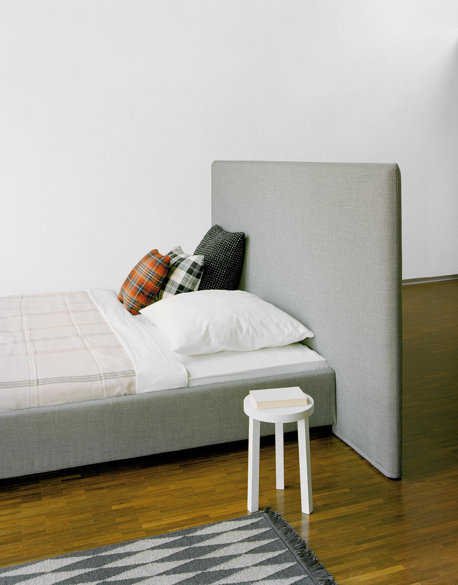Nuovo e realizzato su misura e15 Pardis Queen Bed Frame di Philipp Mainzer in vendita 7