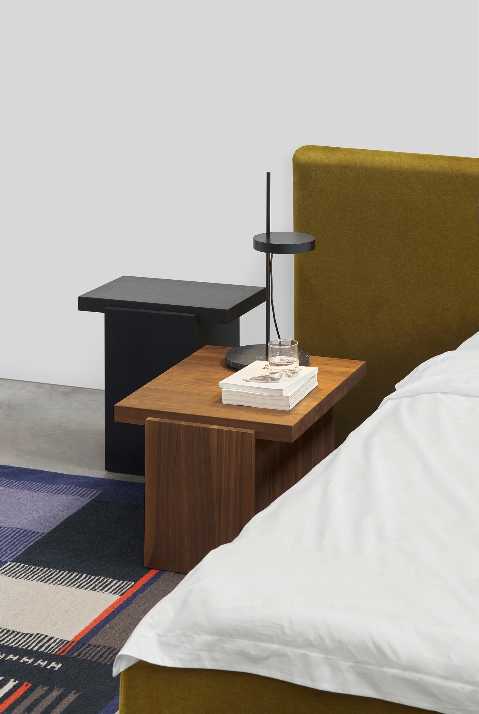 Letto Pardis
Di Philipp Mainzer,
Il materasso non è incluso 
Telaio a doghe incluso.
Sono disponibili diversi materiali di rivestimento.

Il letto imbottito PARDIS è un'estensione naturale del divano SHIRAZ di e15, che combina in modo ideale il
