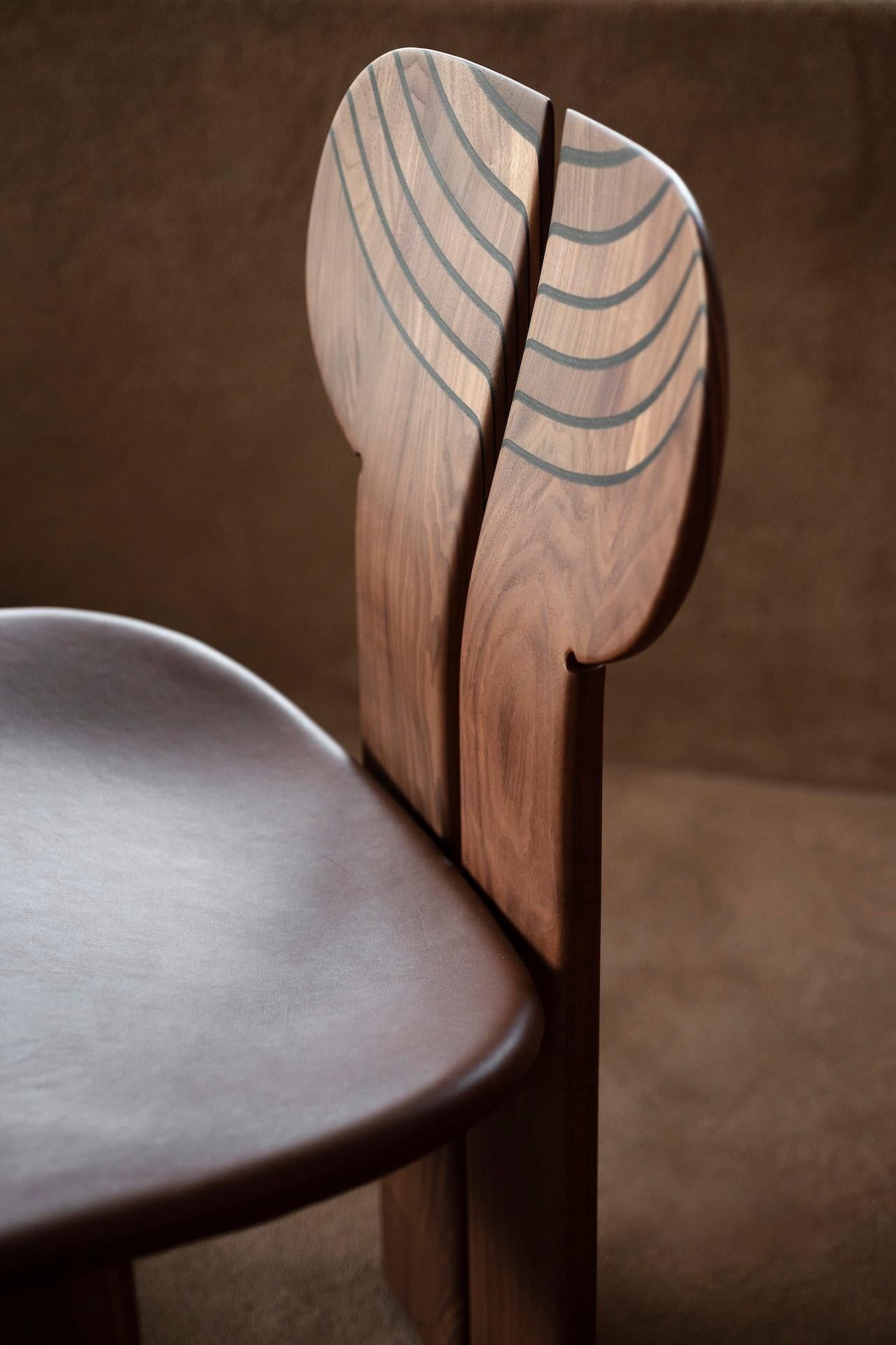 Precio indicado para tela de partida y madera de fresno teñida de nogal

África es una silla que encierra una síntesis perfecta de estructura, forma y funcionalidad en una escultura que resalta el poder constructivo y comunicativo del material.