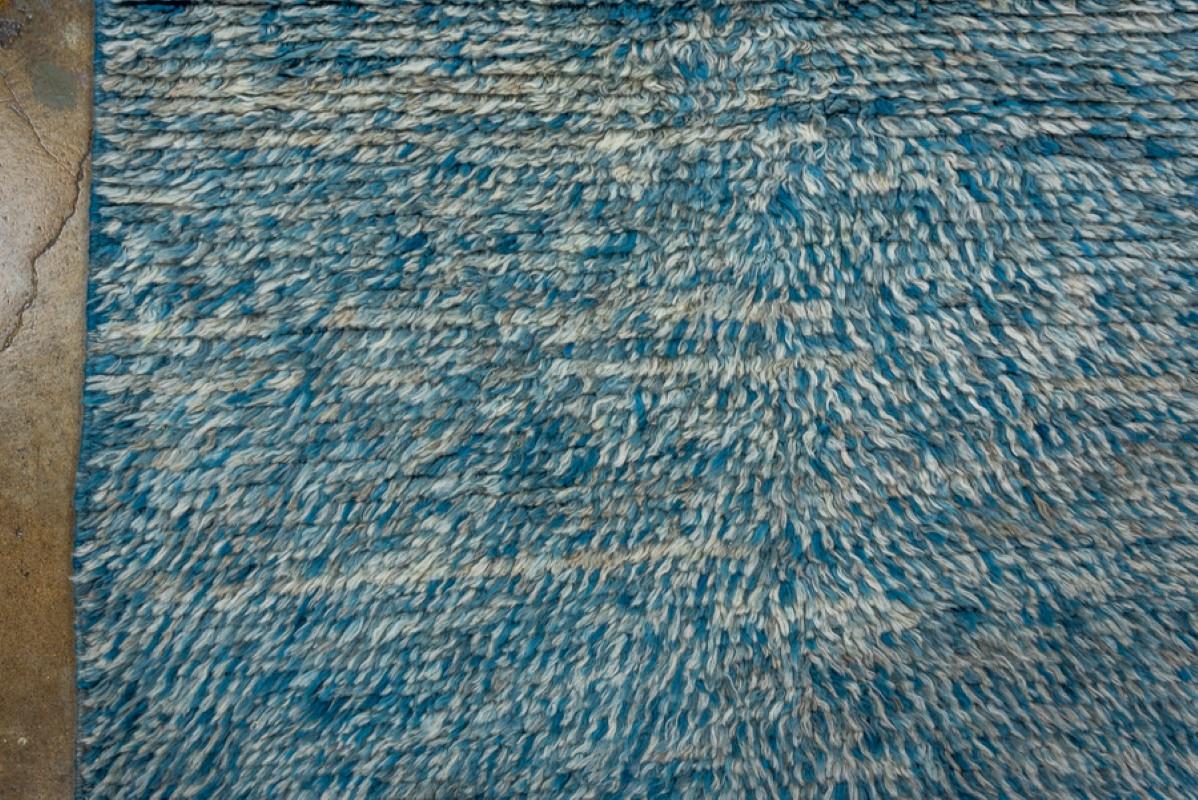 Neuer und moderner blauer marokkanischer Designteppich  (Handgeknüpft)