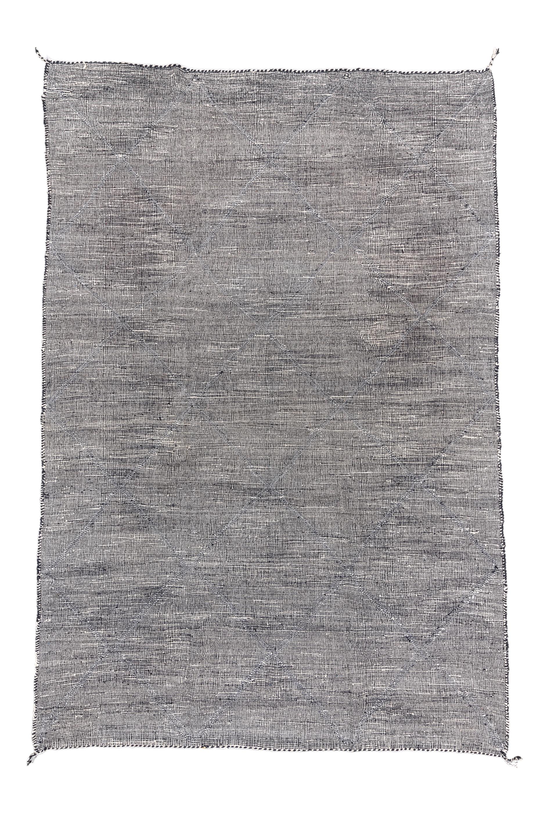 Dieses Flachgewebe zeigt ein Muster von kleinem Gesamtformat.  Owen- und ecrufarbene Palette mit Flecken und Streifenbildung. Vier Eckquasten. Marokkanische Herkunft. Neuwertiger Zustand. Schüsse aus Wolle mit Muster.
