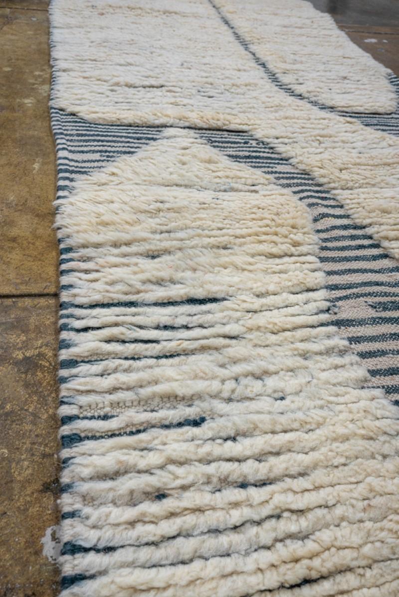 Neuer und moderner marokkanischer Design-Teppich 2''6 x 15 schmaler Läufer (Wolle) im Angebot