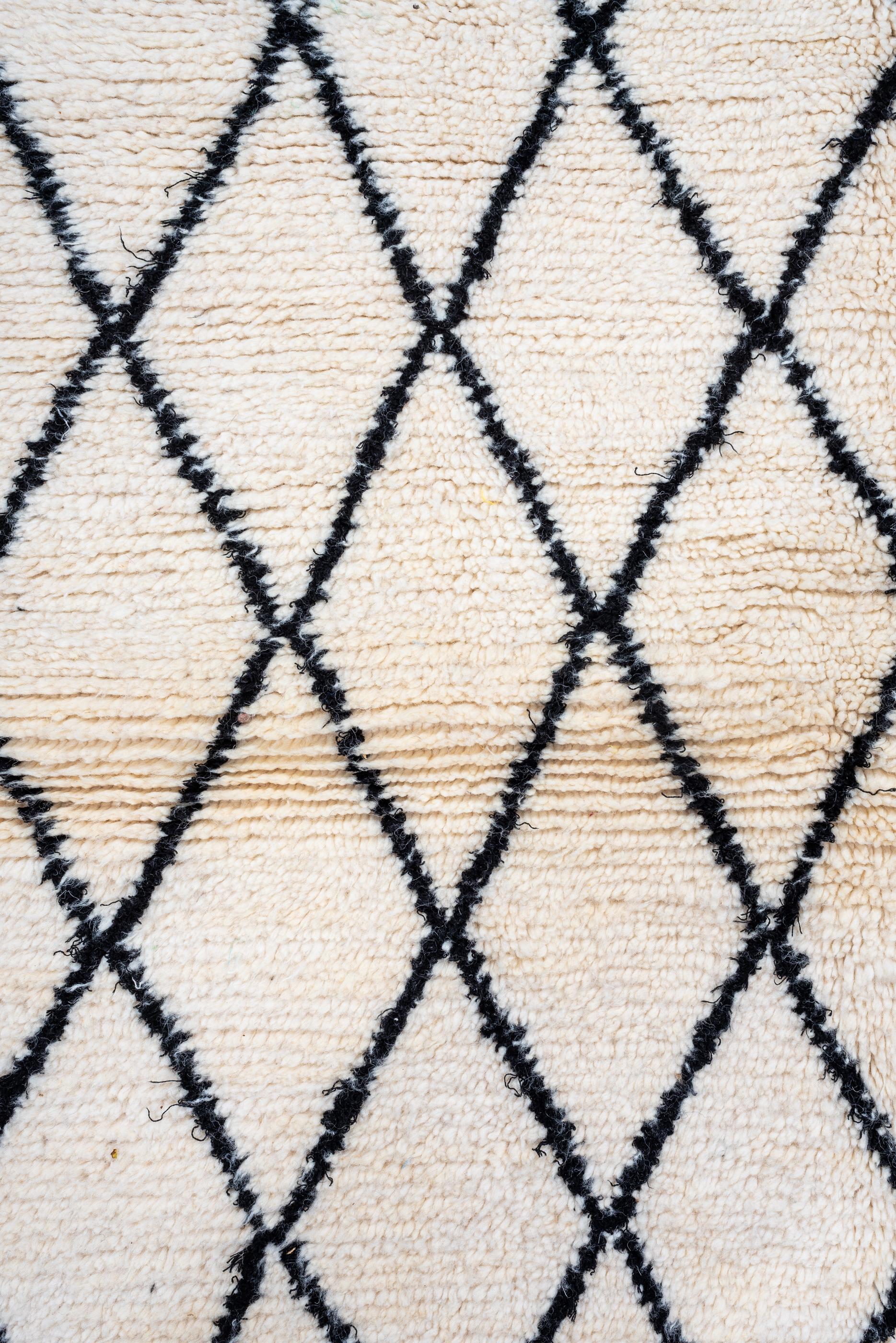Neuer und moderner marokkanischer Design-Teppich 3''5x4''8 (Marokkanisch) im Angebot