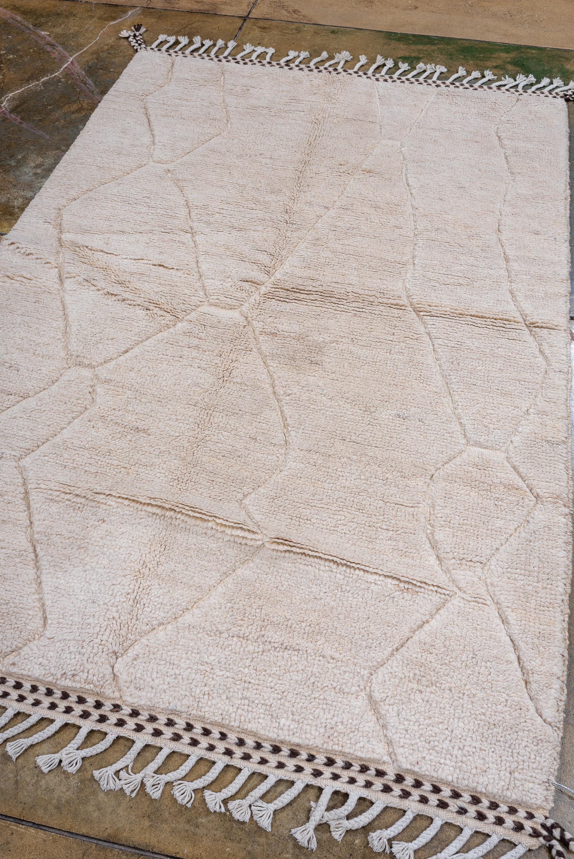 Neuer und moderner marokkanischer Design-Teppich (Marokkanisch) im Angebot