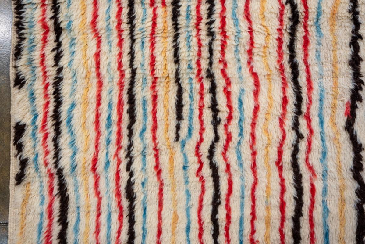 Neuer und moderner marokkanischer Design-Teppich  (Handgeknüpft) im Angebot