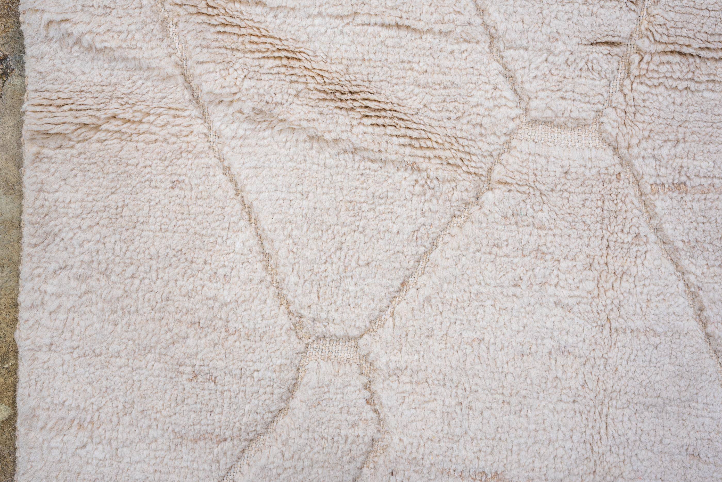 Neuer und moderner marokkanischer Design-Teppich im Zustand „Gut“ im Angebot in New York, NY