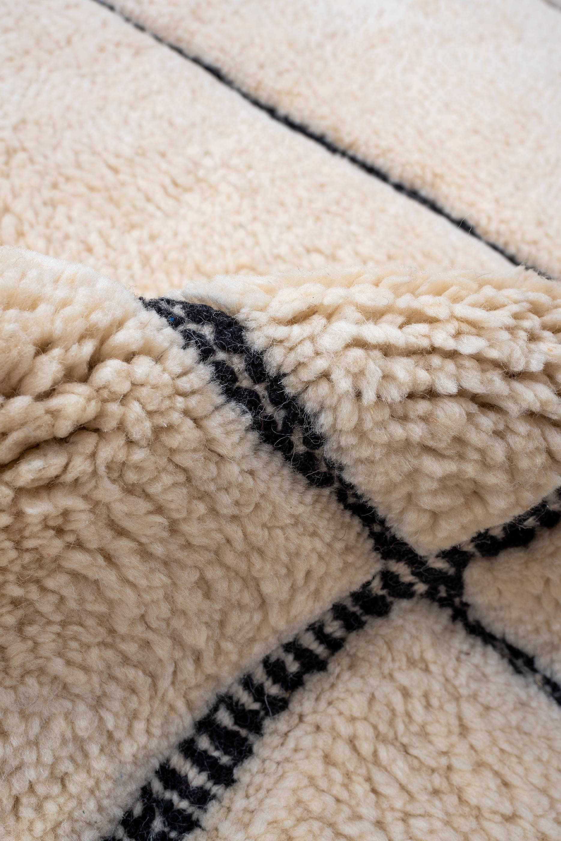 Neuer und moderner marokkanischer Design-Teppich  (21. Jahrhundert und zeitgenössisch) im Angebot