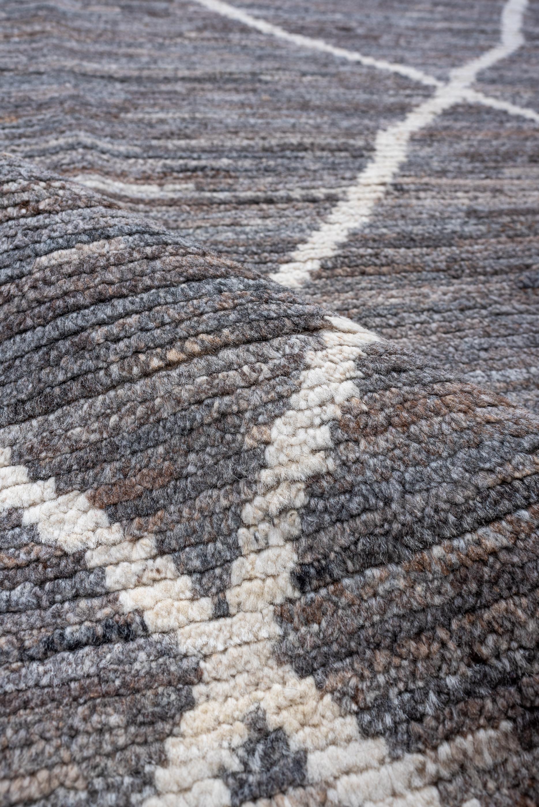 Neuer und moderner marokkanischer Design-Teppich (Wolle) im Angebot