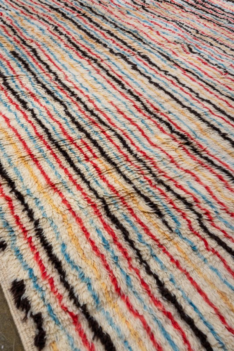 Neuer und moderner marokkanischer Design-Teppich  (Wolle) im Angebot