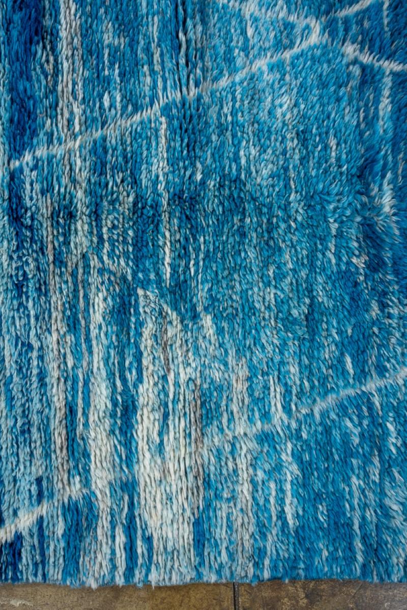 Noué à la main Tapis marocain neuf et moderne motif de couloir bleu 3''1x10 en jean en vente