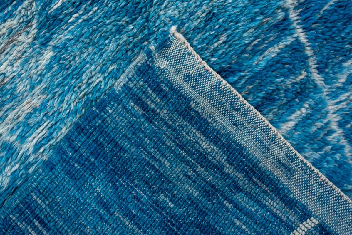 Tapis marocain neuf et moderne motif de couloir bleu 3''1x10 en jean Neuf - En vente à New York, NY