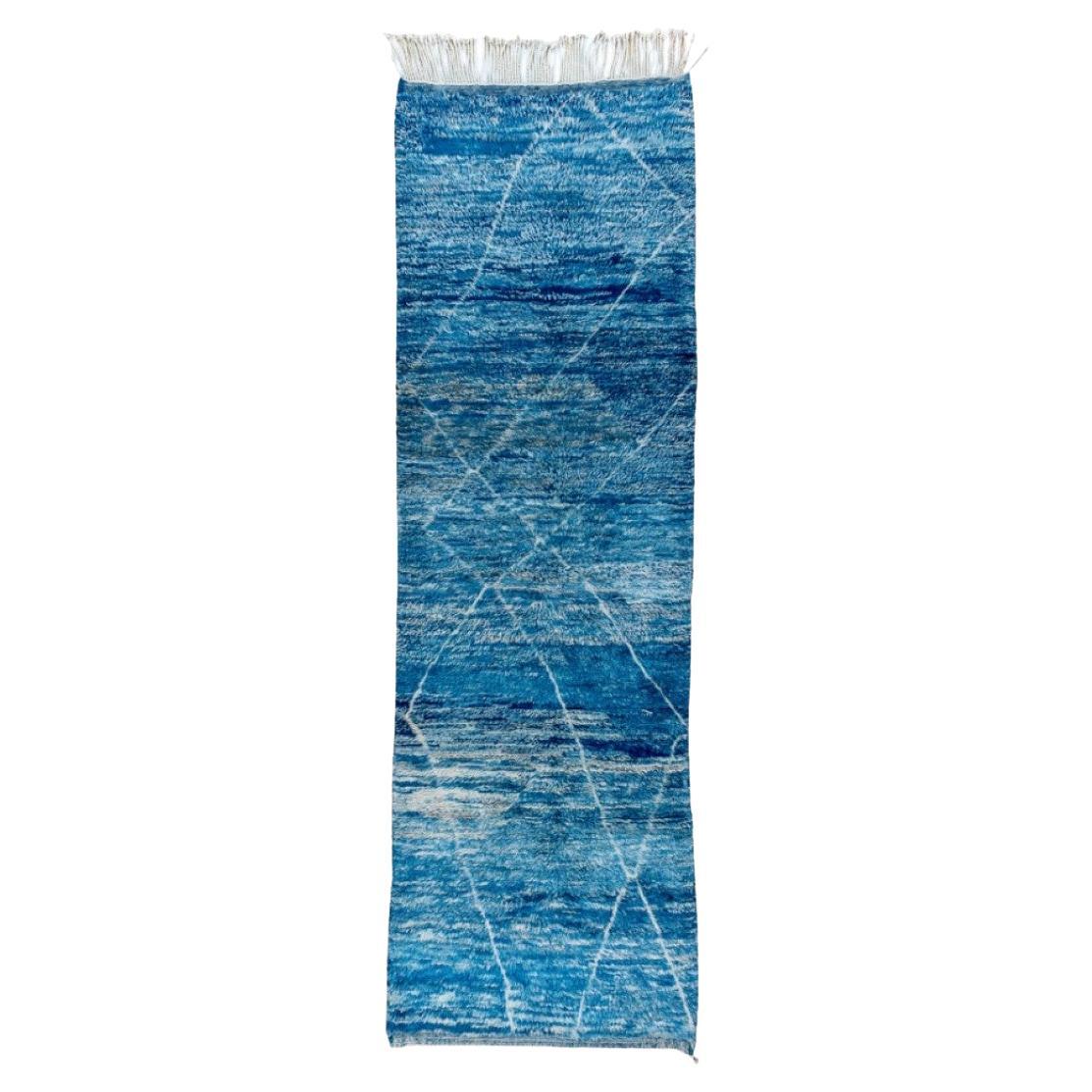 Tapis marocain neuf et moderne motif de couloir bleu 3''1x10 en jean en vente