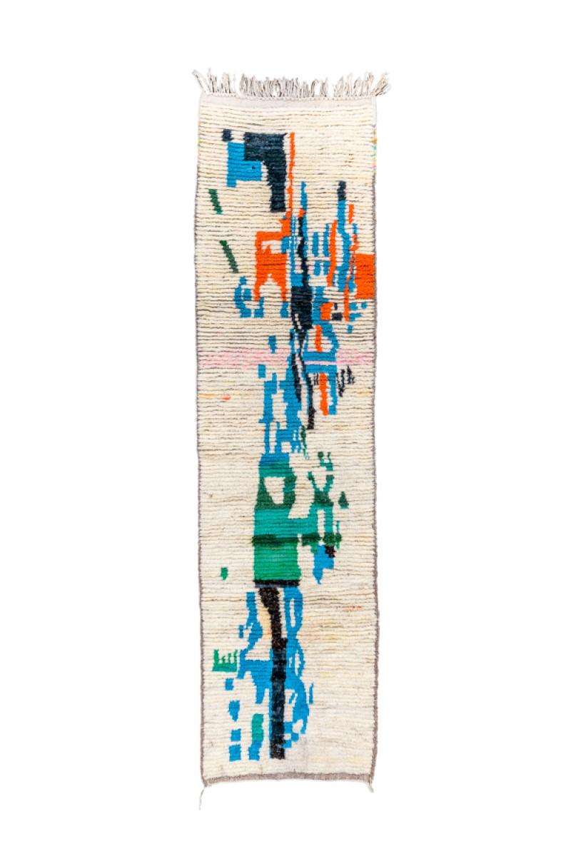 Le champ ivoire sans bordure présente un motif vertical aléatoire d'éclaboussures de peinture en mandarine, bleu clair, vert et brun.  Des pompons à une extrémité.  Couché, longue pile. Grossièrement tissé. Comme neuf.
2'8x10