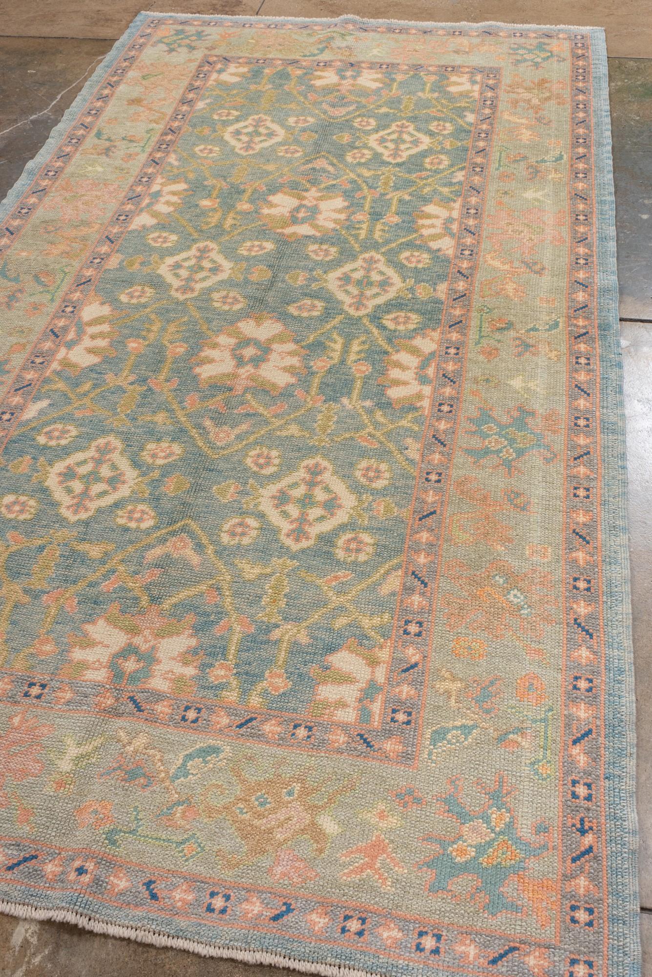 Neuer und moderner Oushak mit hellblauem Feld und Strohbordüre (Türkisch) im Angebot