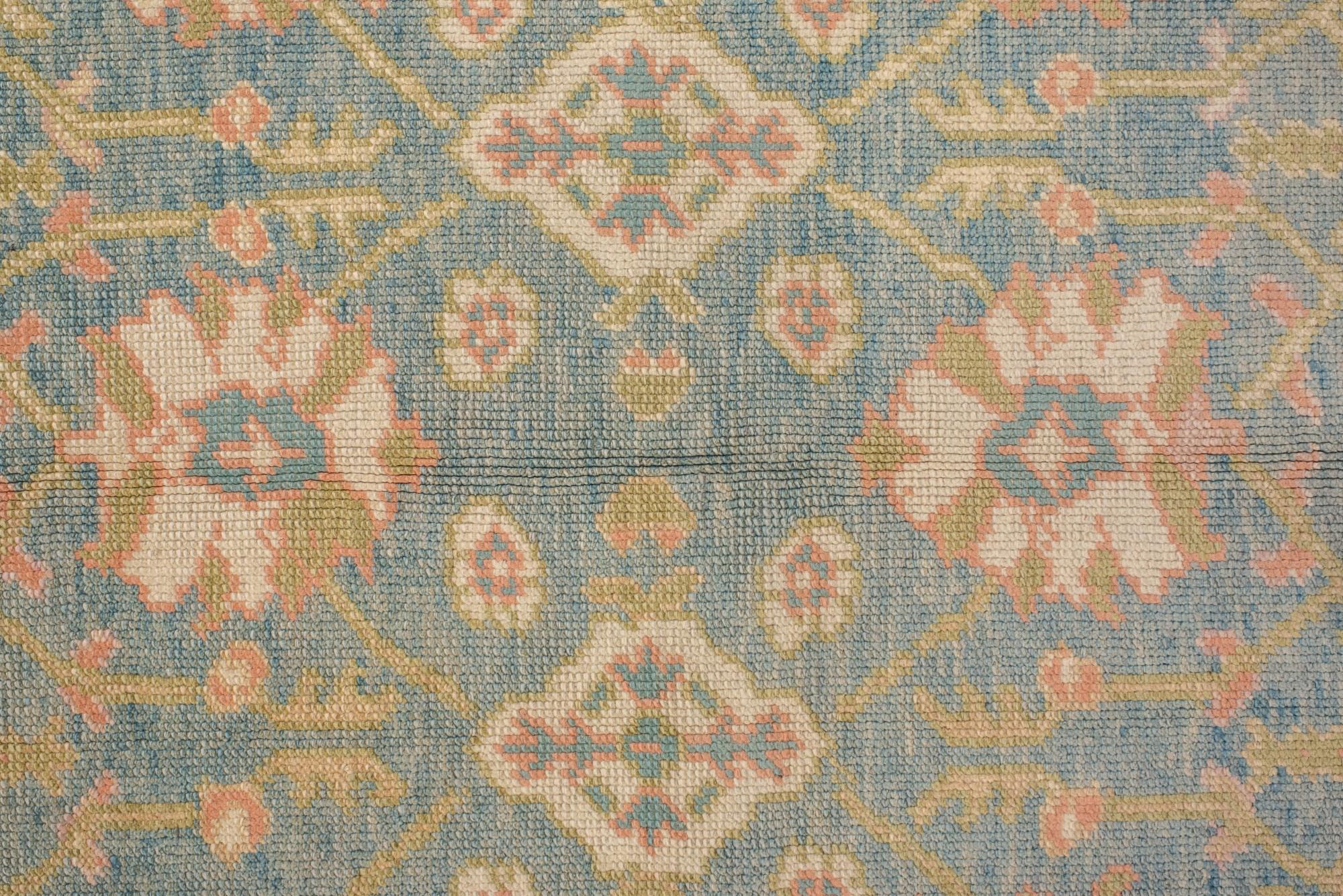 Neuer und moderner Oushak mit hellblauem Feld und Strohbordüre (Handgeknüpft) im Angebot