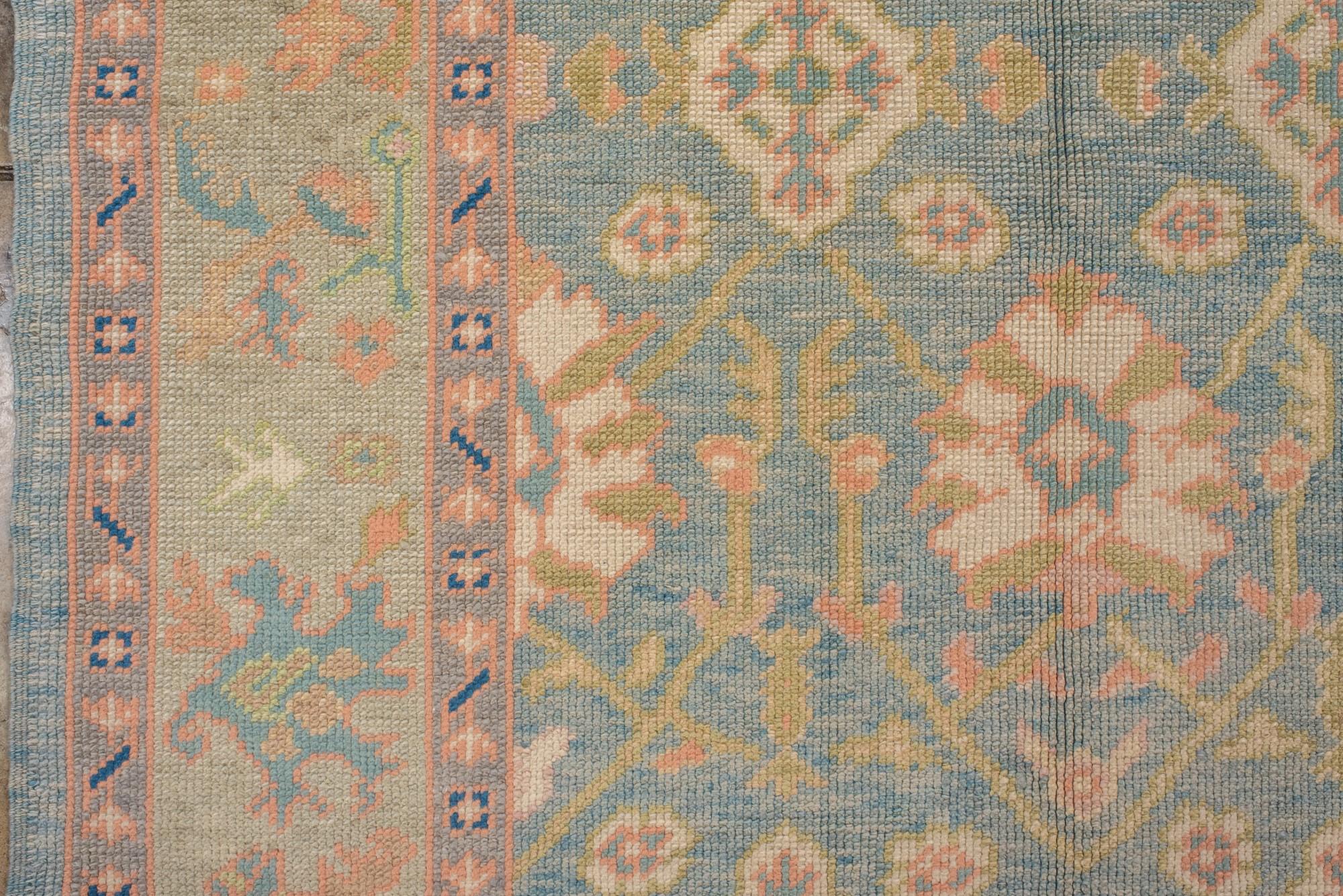 Neuer und moderner Oushak mit hellblauem Feld und Strohbordüre im Zustand „Neu“ im Angebot in New York, NY