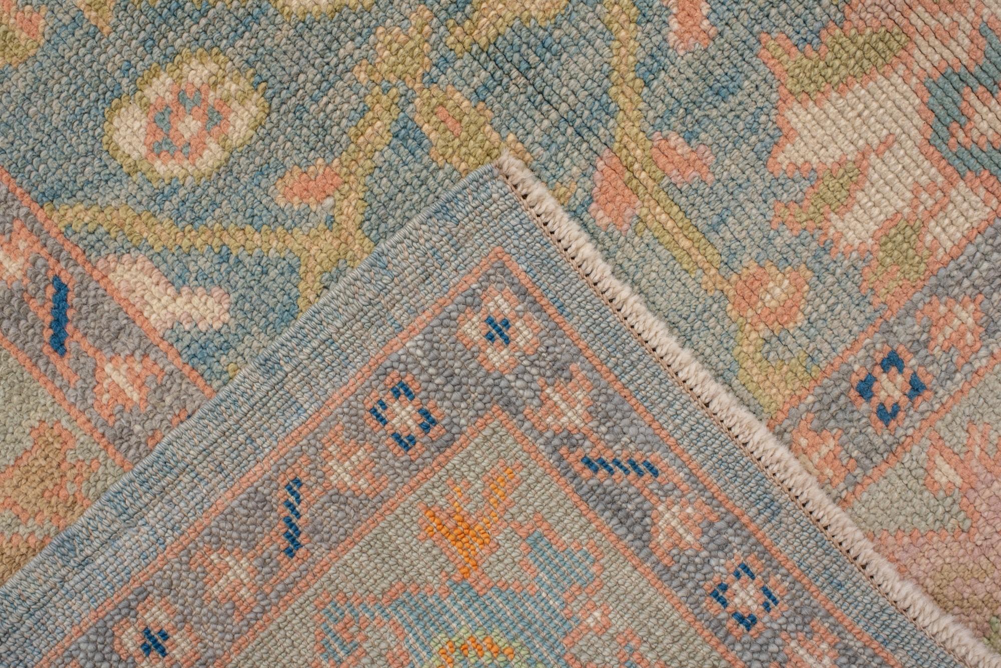 Neuer und moderner Oushak mit hellblauem Feld und Strohbordüre (21. Jahrhundert und zeitgenössisch) im Angebot