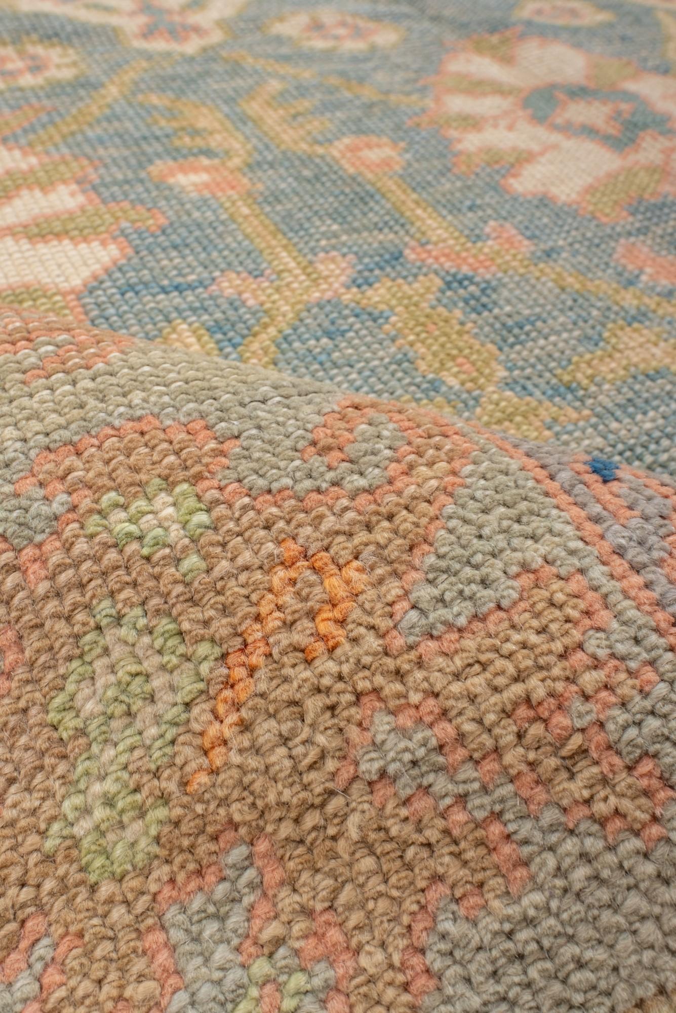 Neuer und moderner Oushak mit hellblauem Feld und Strohbordüre (Wolle) im Angebot