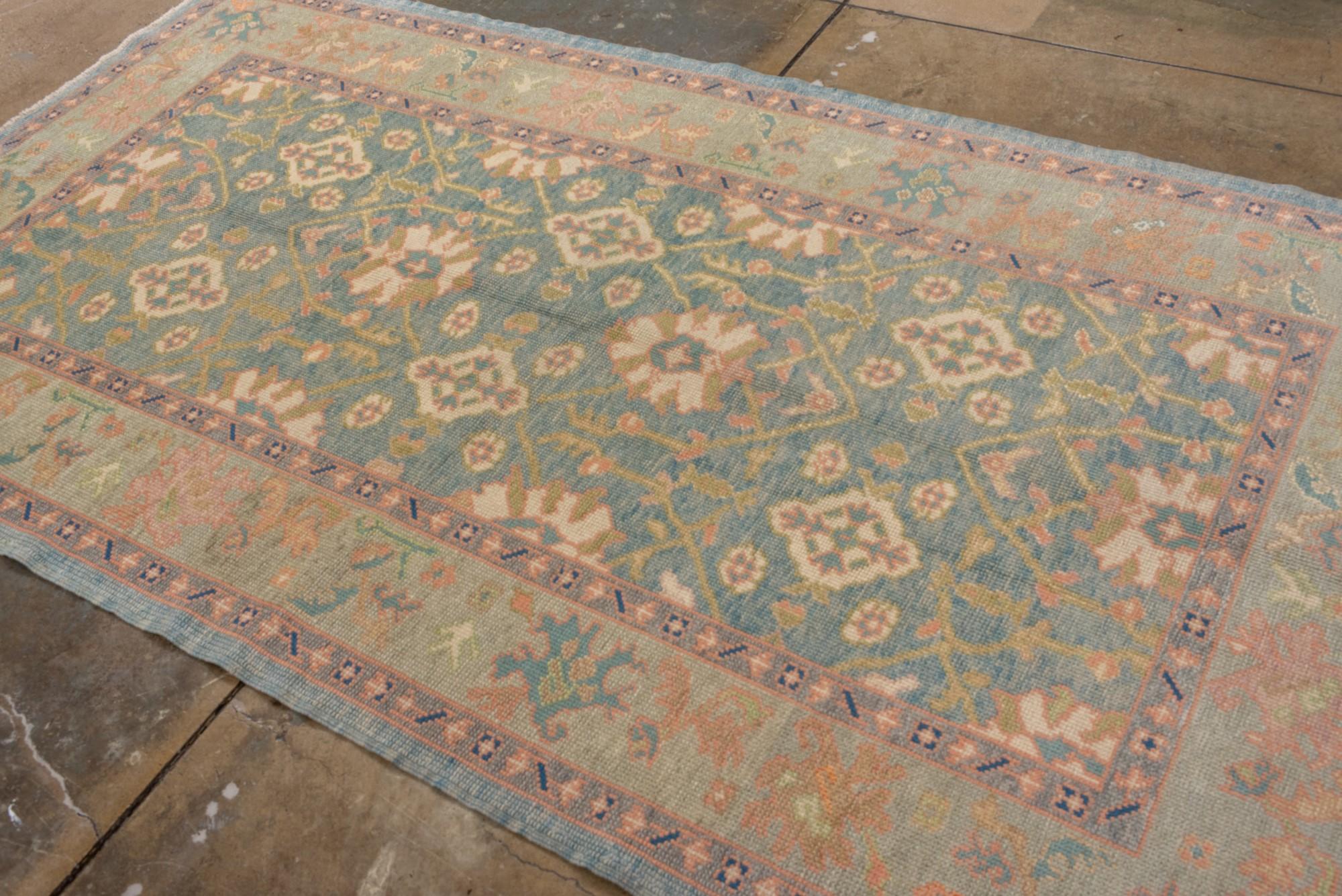 Neuer und moderner Oushak mit hellblauem Feld und Strohbordüre im Angebot 1