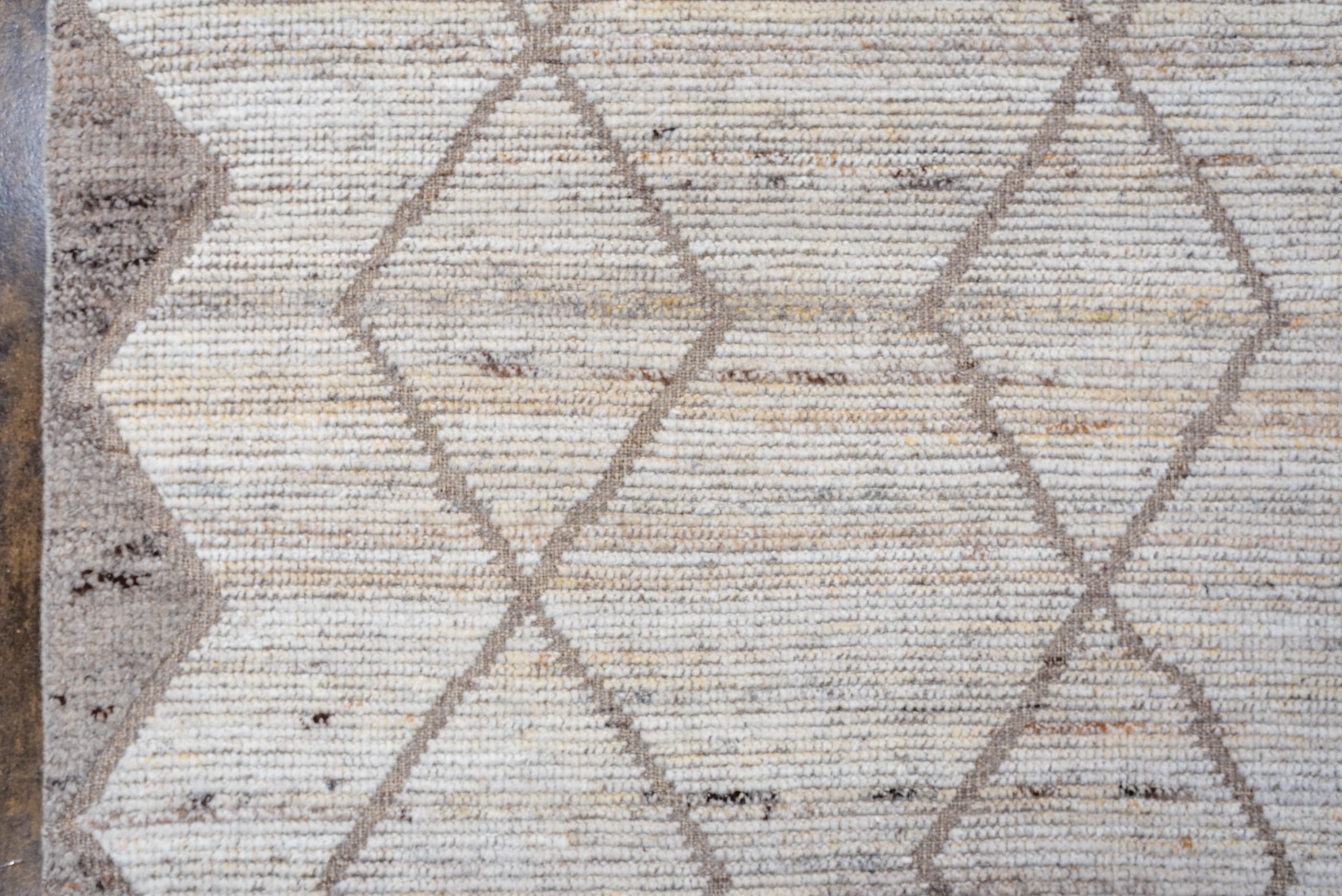 New and Modern Tulu Design Rug In New Condition For Sale In New York, NY