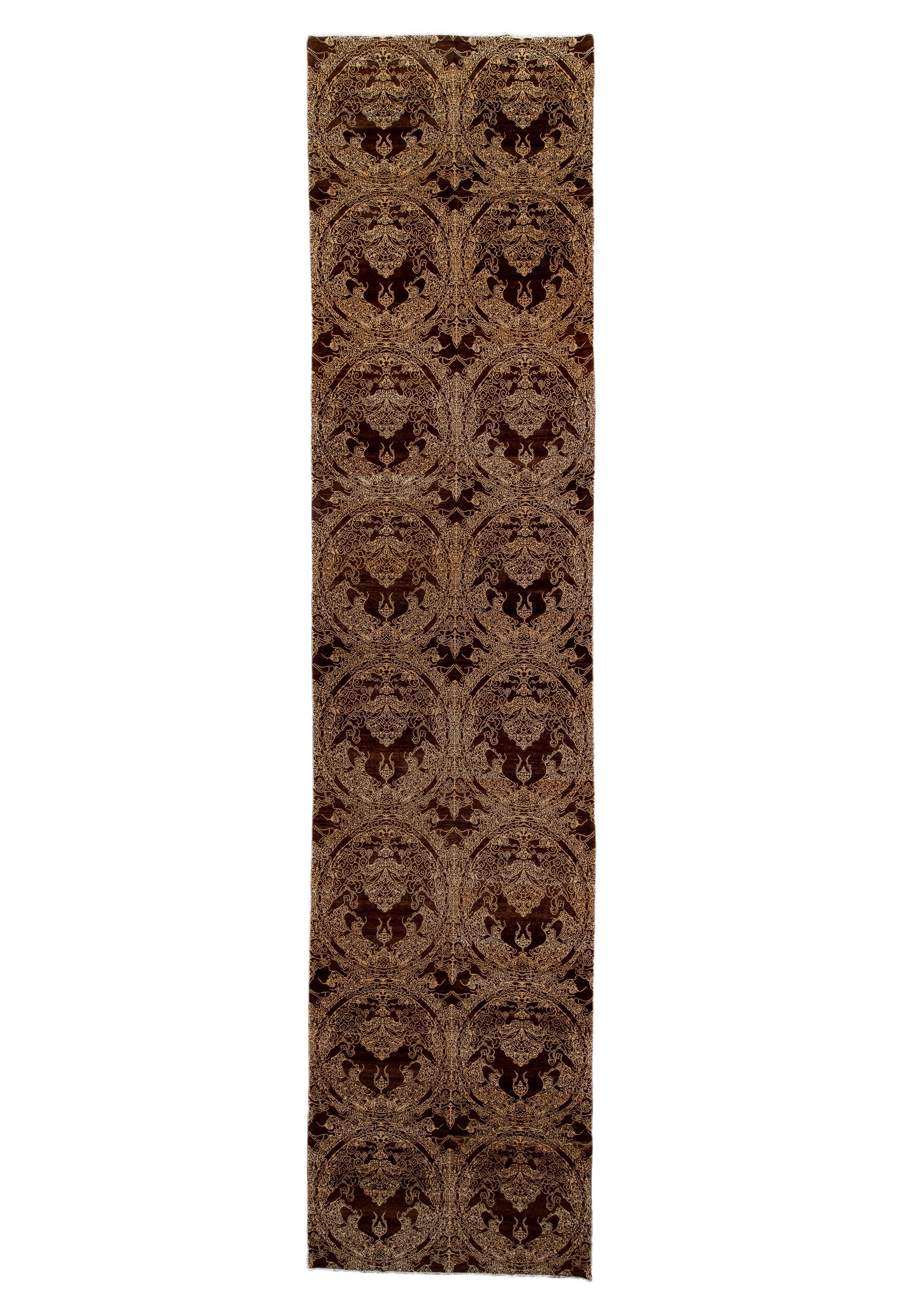 Tapis décoratif noué à la main, unique et inhabituel. Ce tapis exceptionnel a été noué avec une base en coton et des poils en laine. La décoration court sur toute la surface du tapis sans aucune bordure. La combinaison des couleurs est très