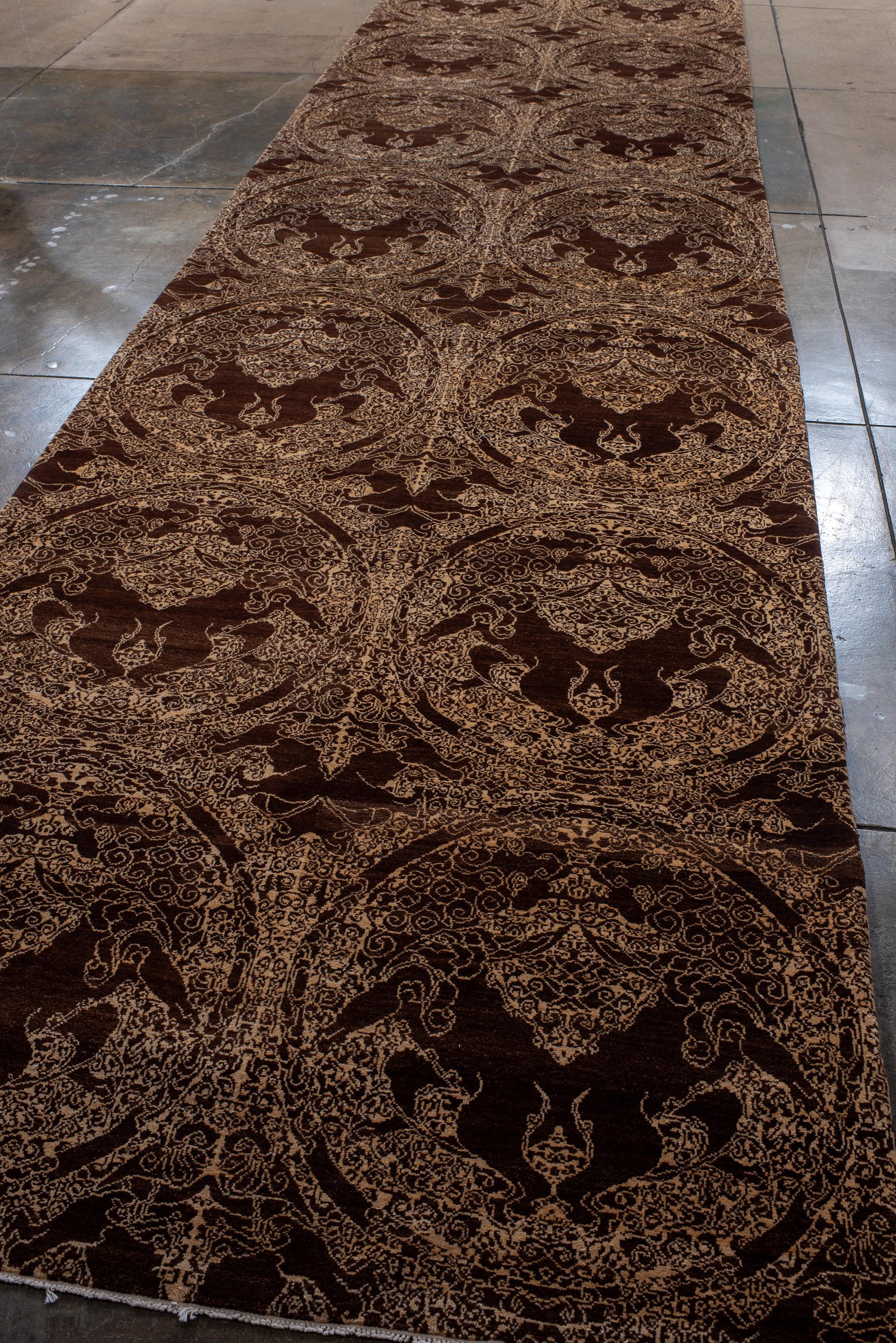 Indien Nouveau et unique tapis décoratif avec champ Brown et design or en vente